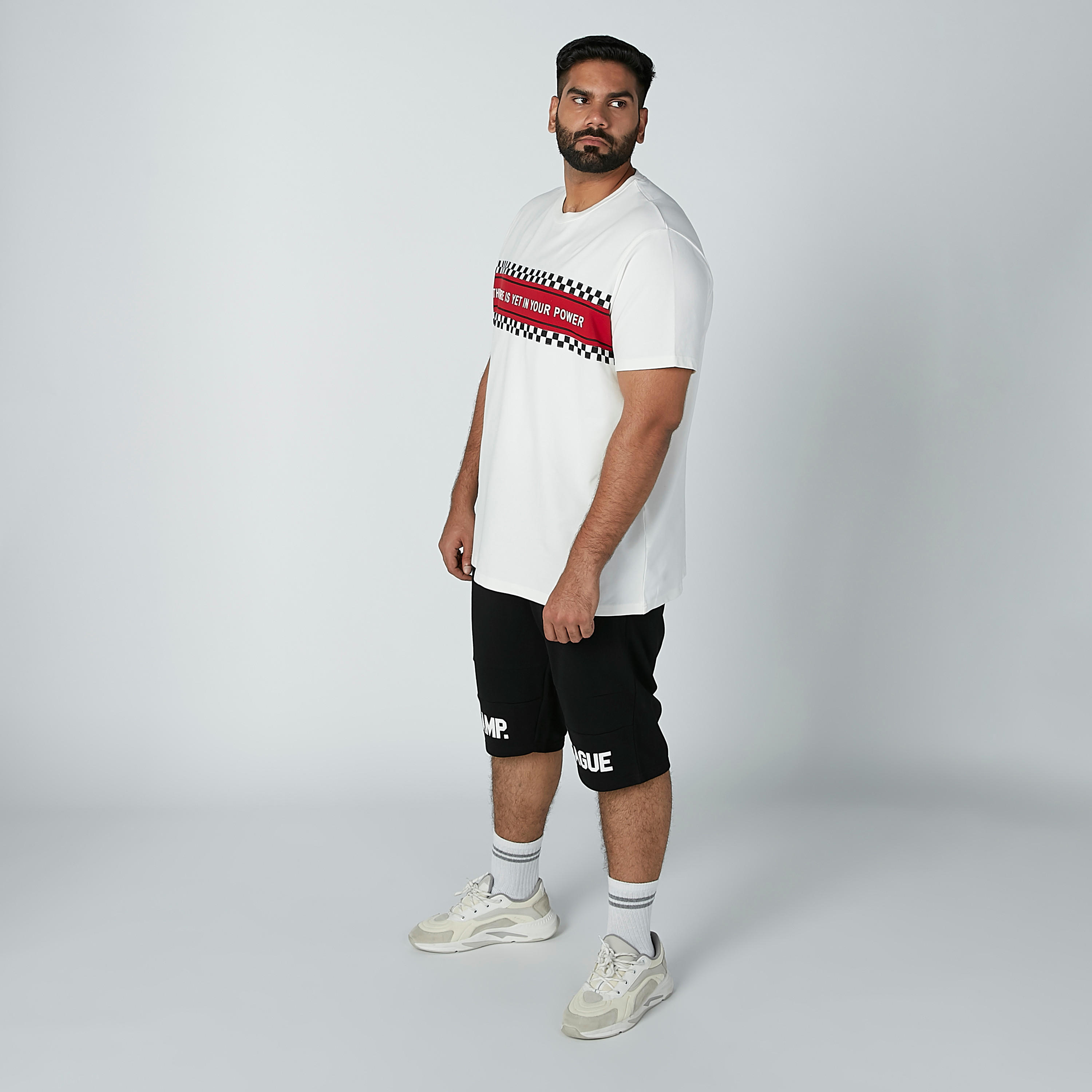 شورت بخصر متوسط الارتفاع ورباط وجيوب وطبعات-men-clothing-bottoms-shorts-image-1