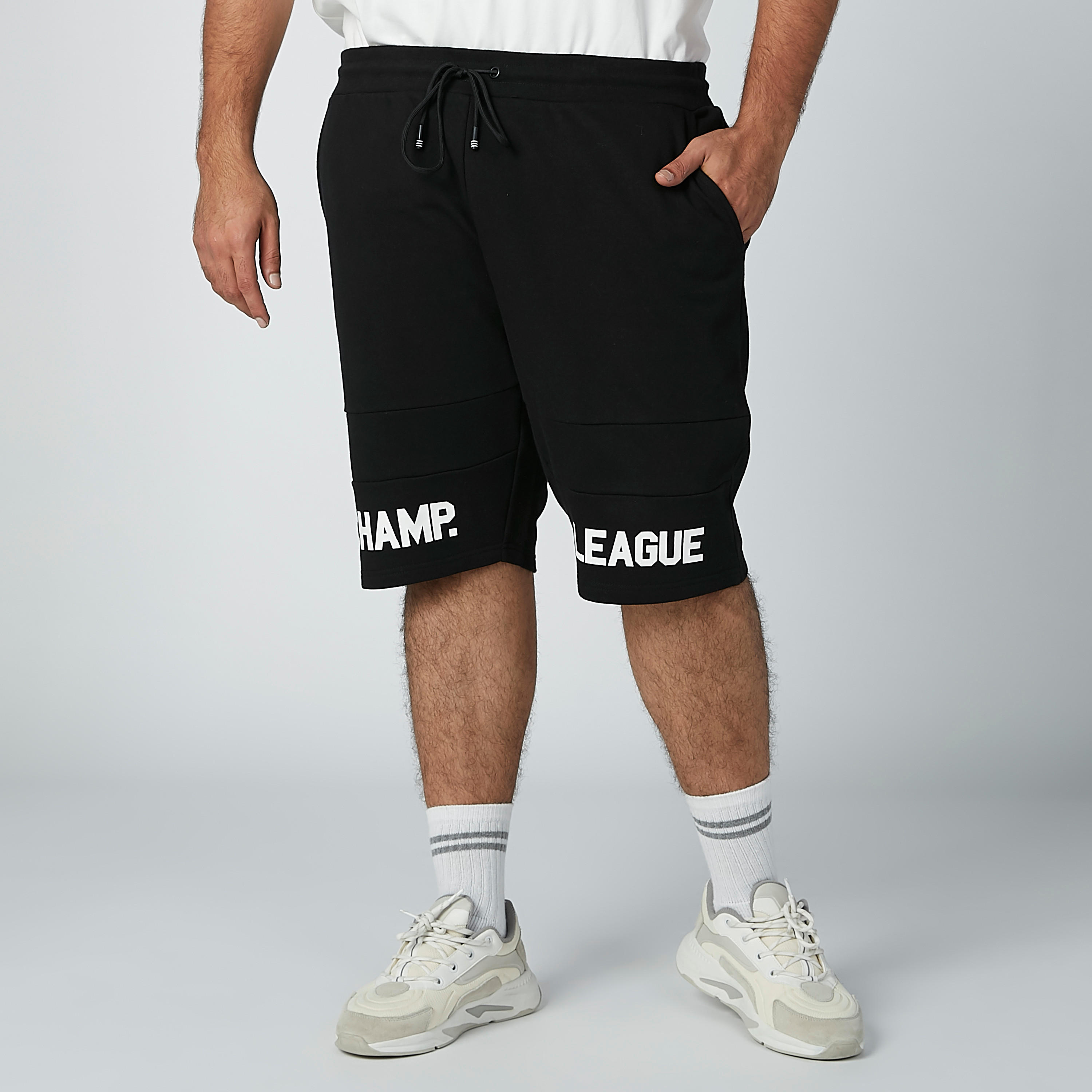شورت بخصر متوسط الارتفاع ورباط وجيوب وطبعات-men-clothing-bottoms-shorts-image-2