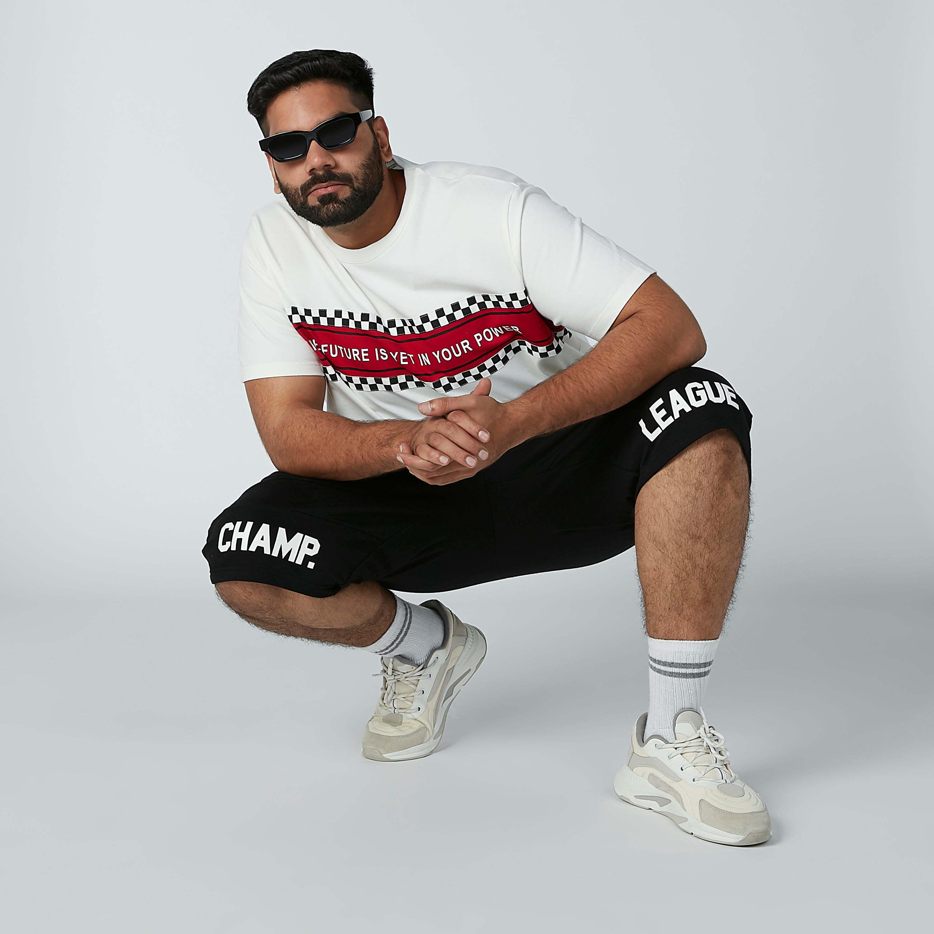 شورت بخصر متوسط الارتفاع ورباط وجيوب وطبعات-men-clothing-bottoms-shorts-image-3