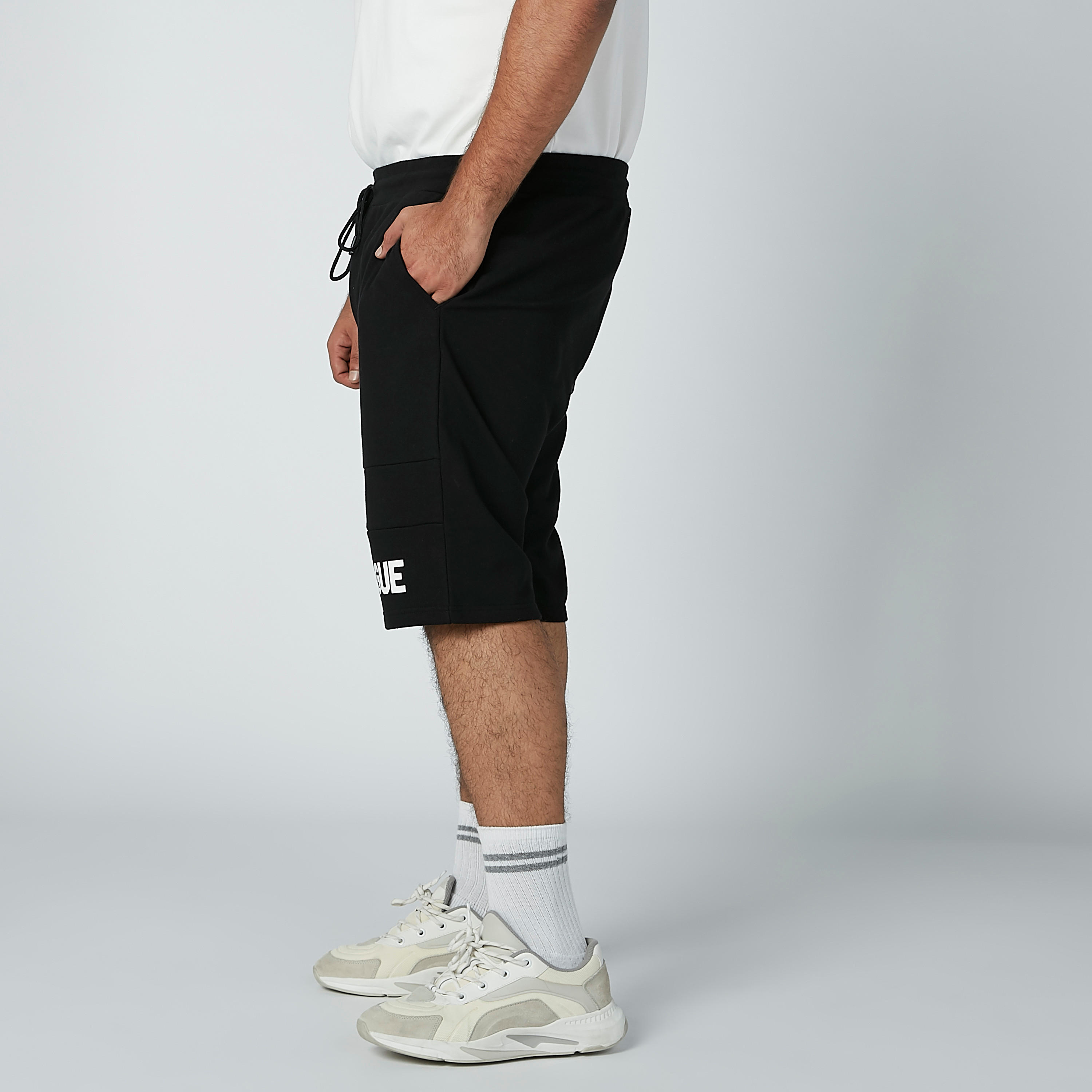 شورت بخصر متوسط الارتفاع ورباط وجيوب وطبعات-men-clothing-bottoms-shorts-image-4