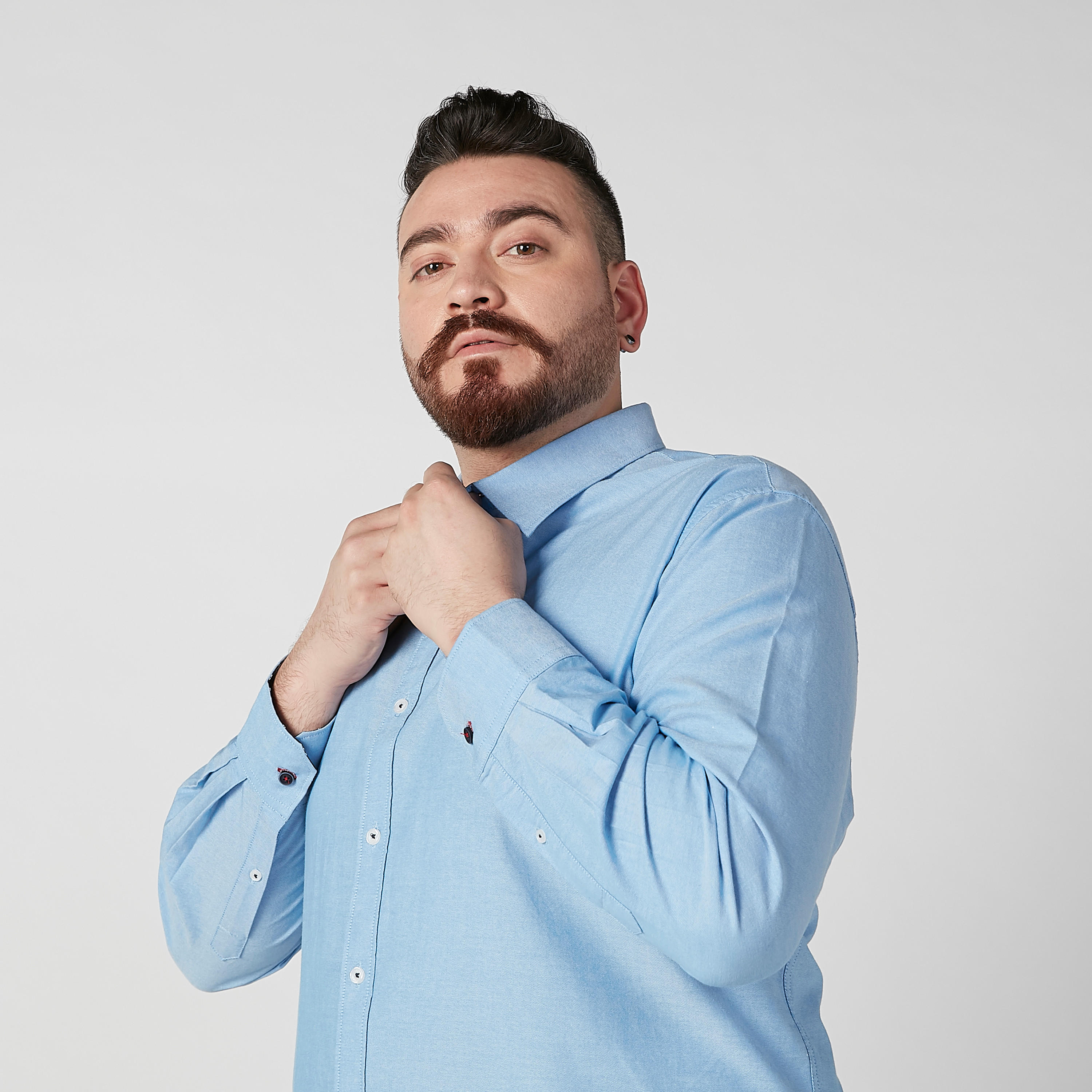 قميص سادة بياقة عاديّة وأكمام طويلة-men-clothing-shirts-image-1