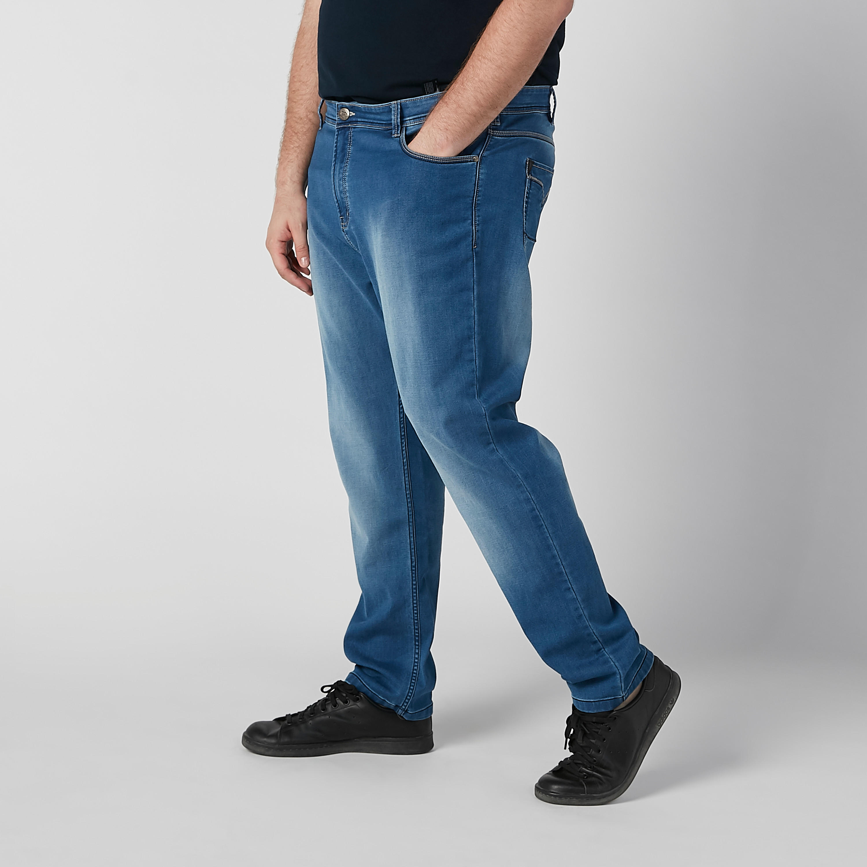 بنطلون جينز سادة بجيوب وحلقات للحزام-men-clothing-bottoms-jeans-image-3