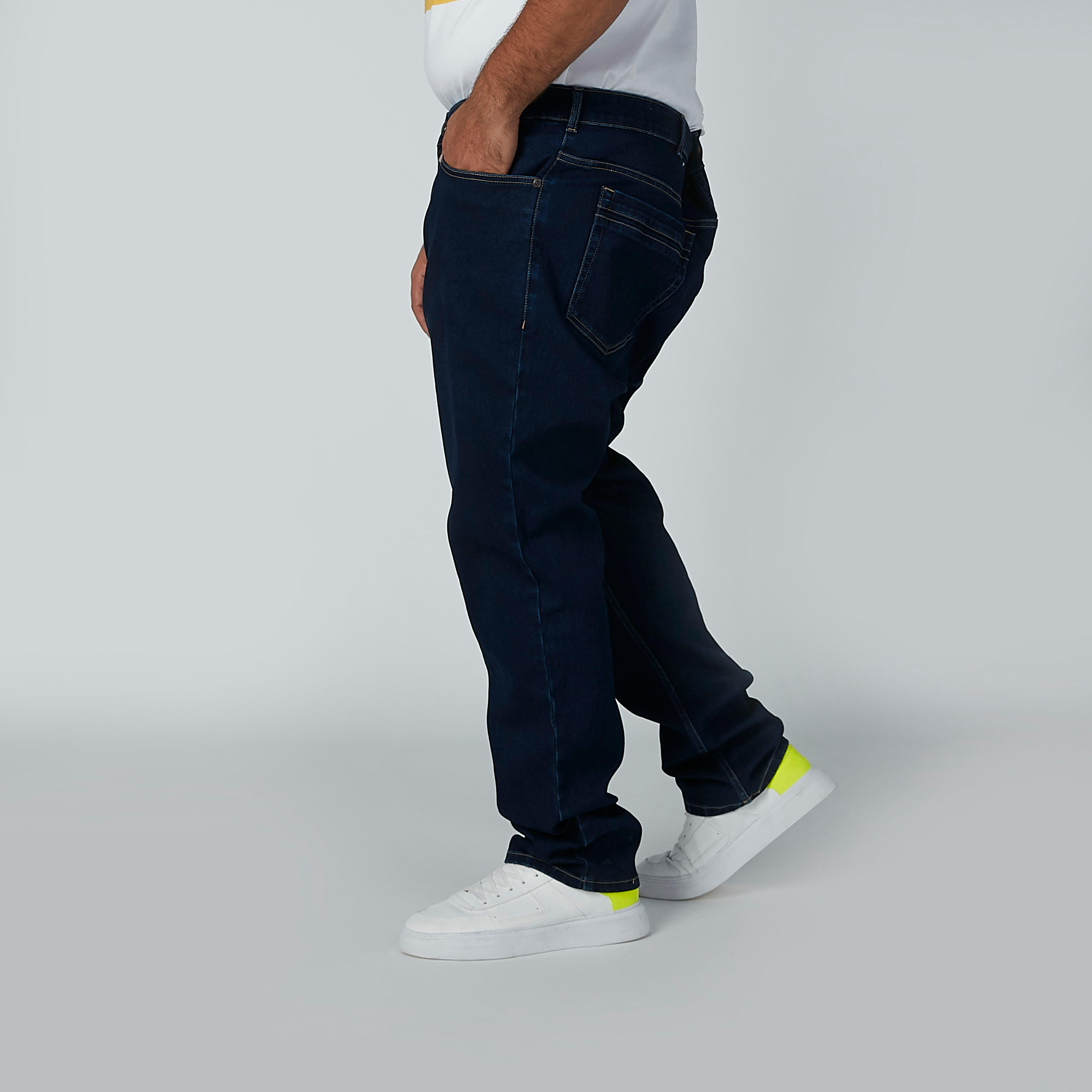 بنطلون جينز مستدام بخصر متوسط الارتفاع وجيوب -men-clothing-bottoms-jeans-image-4