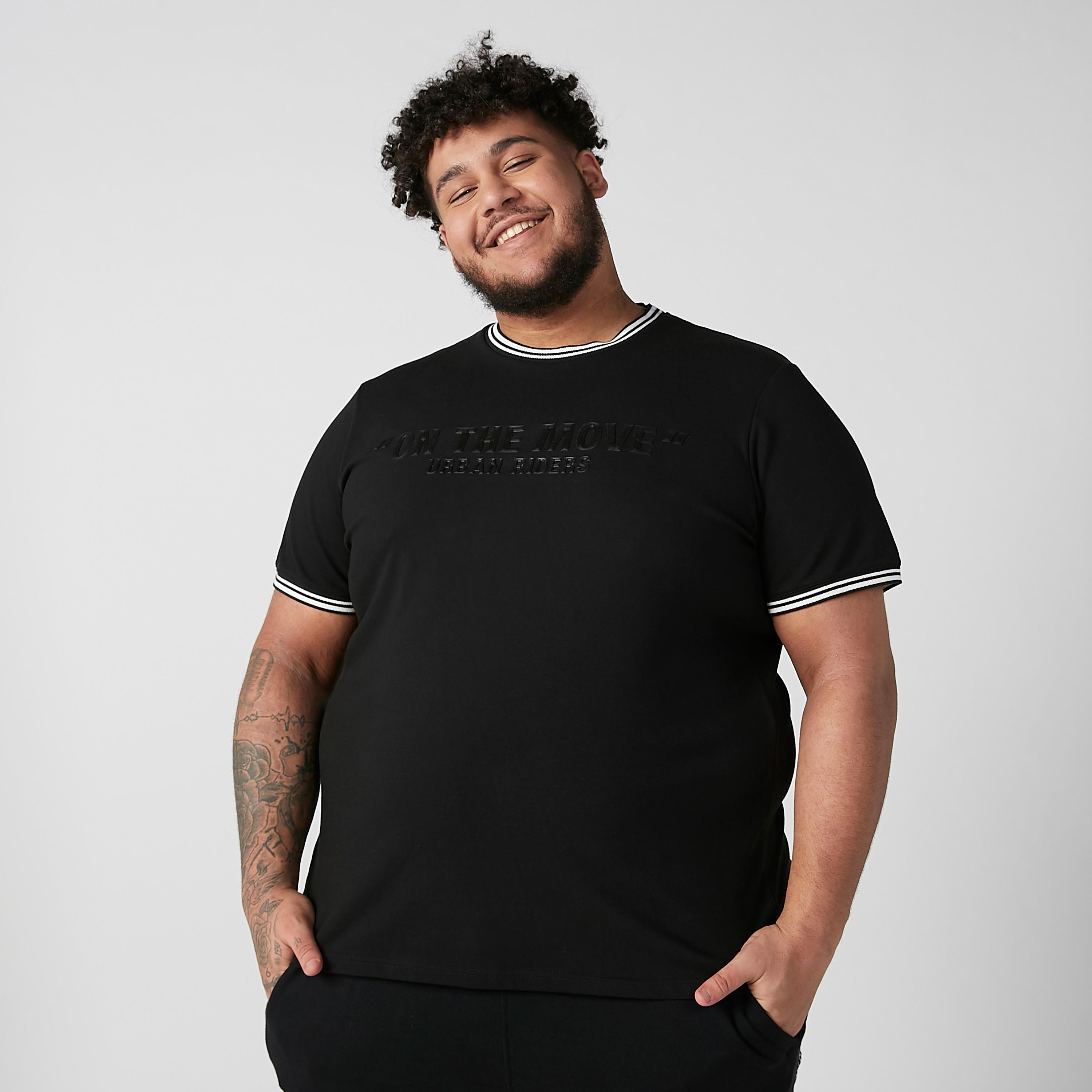 تيشيرت بياقة مستديرة وأكمام قصيرة وطبعات-men-clothing-tshirtsandpolos-tshirts-image-2