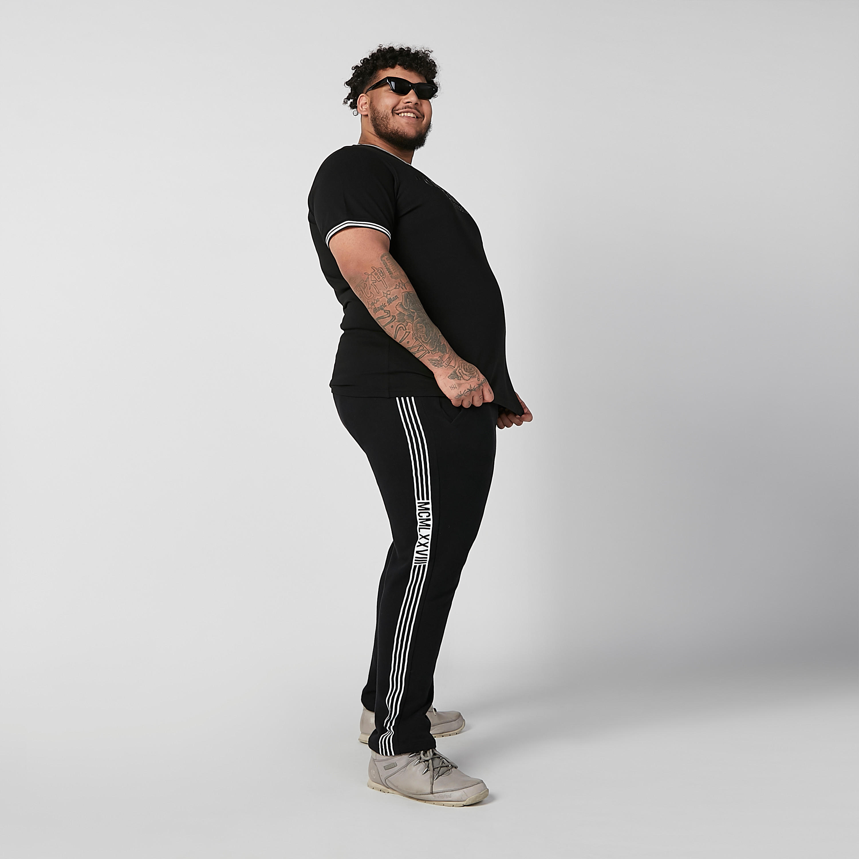 تيشيرت بياقة مستديرة وأكمام قصيرة وطبعات-men-clothing-tshirtsandpolos-tshirts-image-4