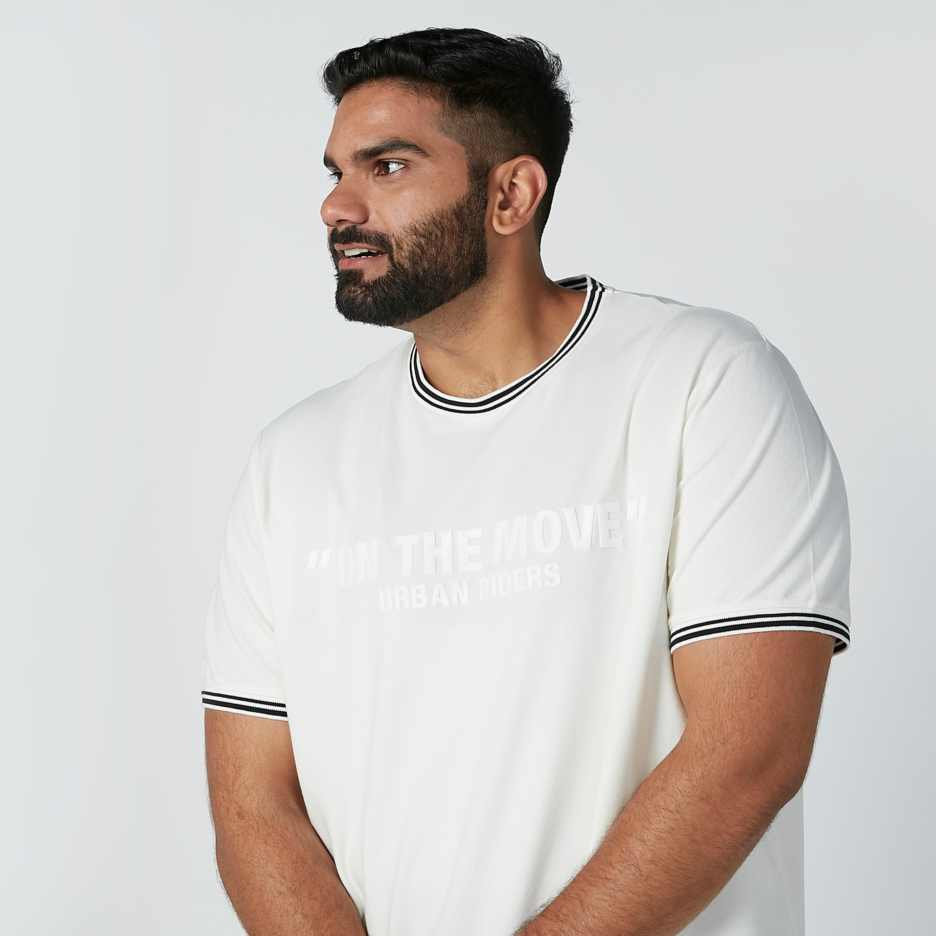 تيشيرت بياقة مستديرة وأكمام قصيرة وطبعات-men-clothing-tshirtsandpolos-tshirts-image-1