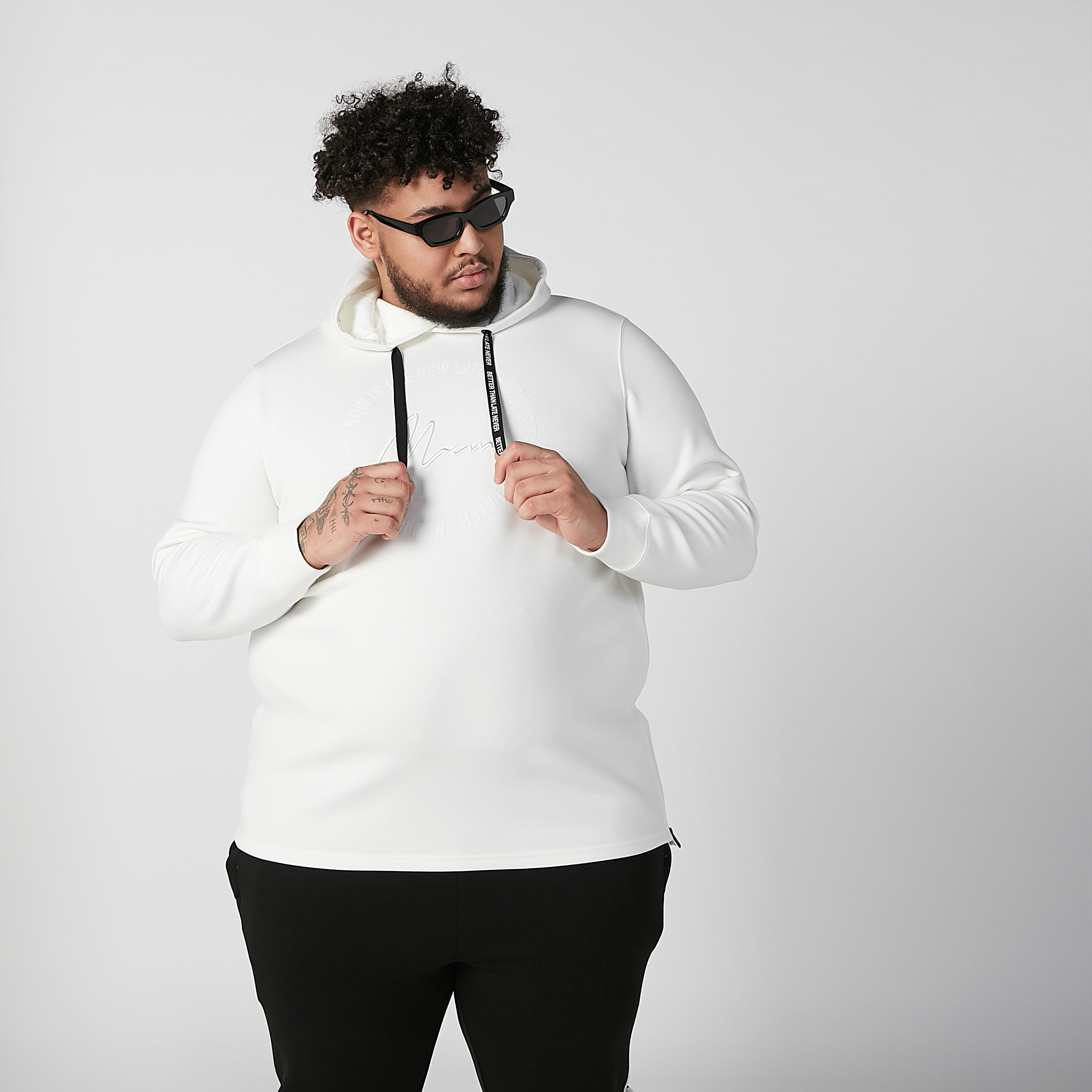 سويت شيرت مطرّز بقبّعة ورباط بطبعات-men-winterwear-hoodiesandsweatshirts-image-2