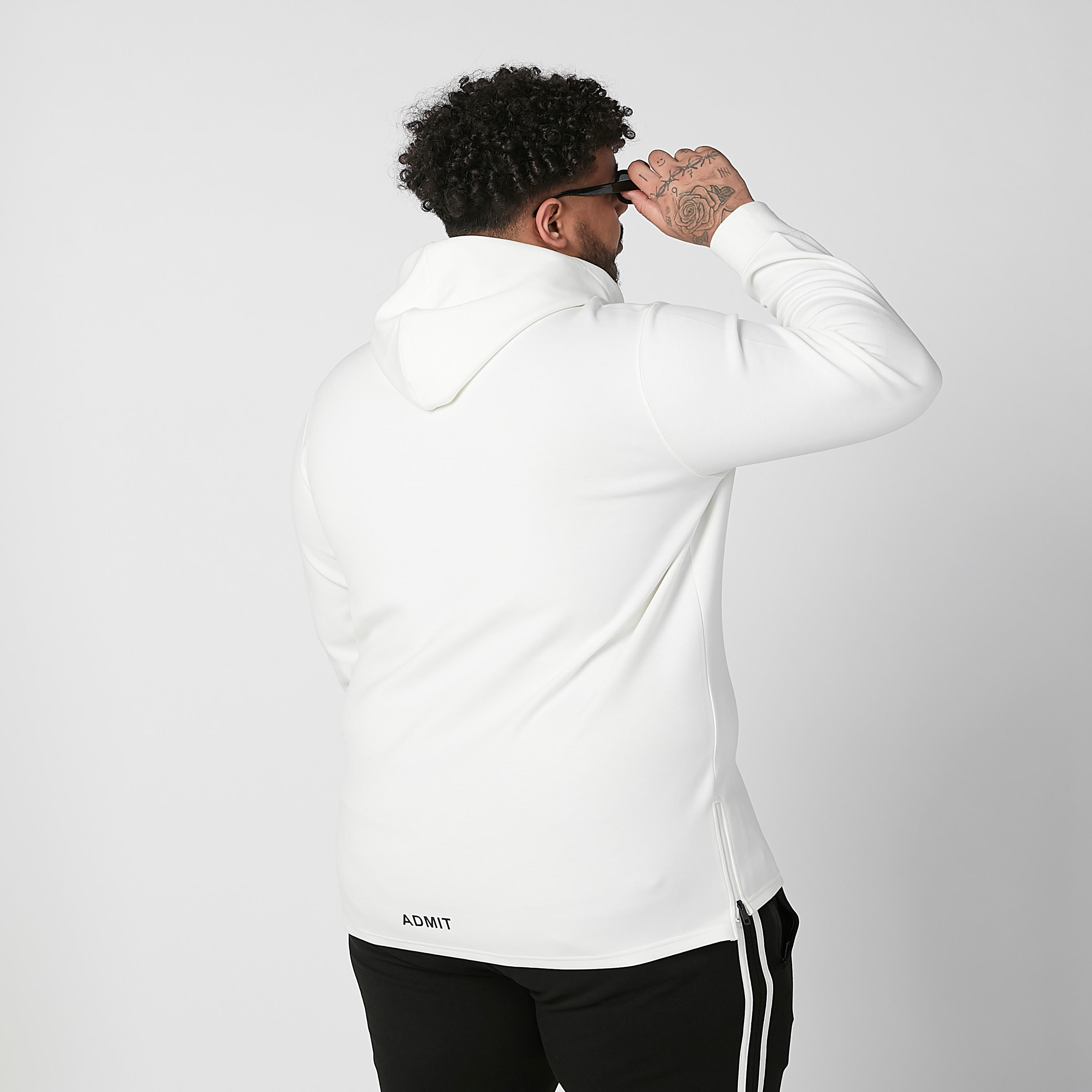 سويت شيرت مطرّز بقبّعة ورباط بطبعات-men-winterwear-hoodiesandsweatshirts-image-3