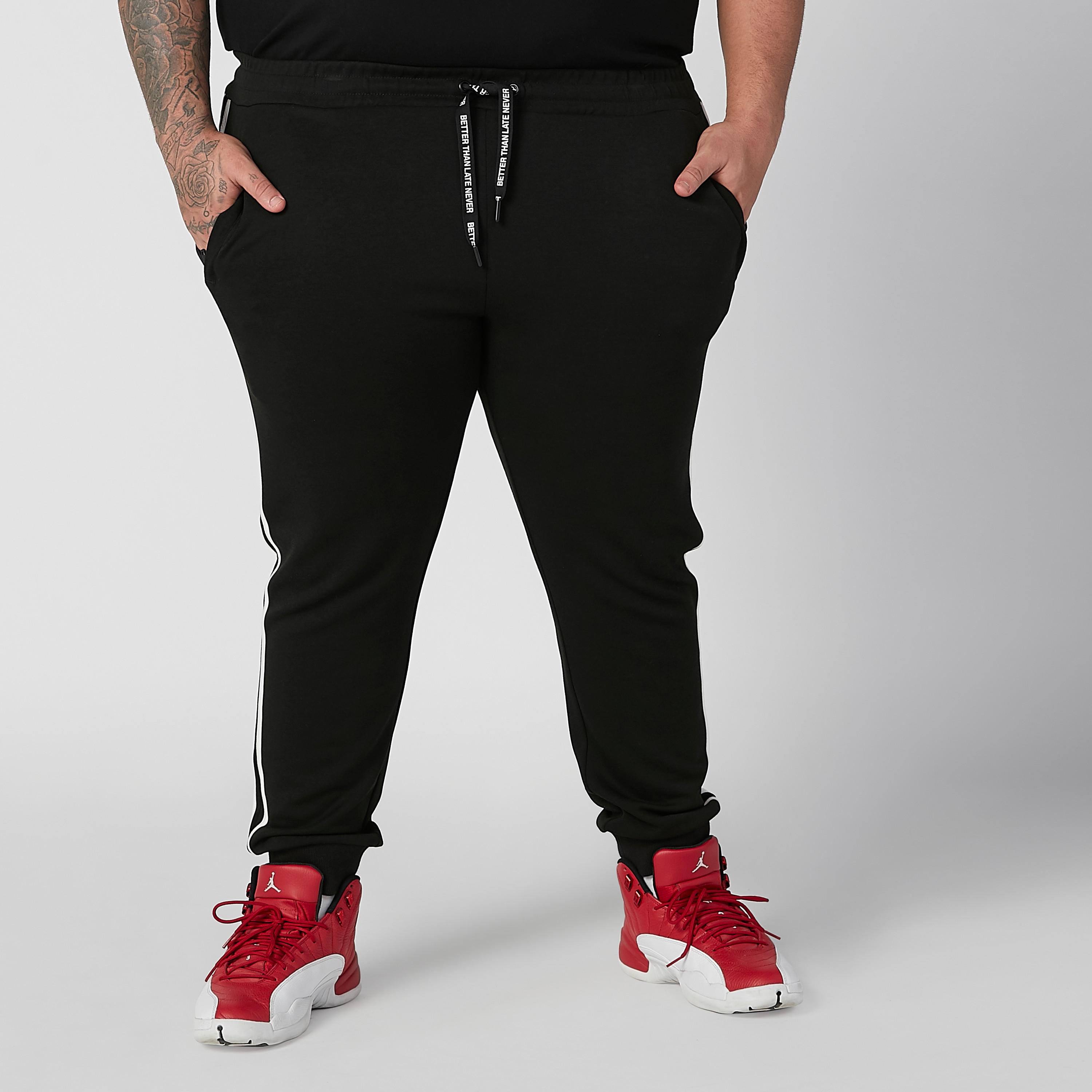 بنطلون رياضي مقلّم برباط بطبعات وجيوب-men-clothing-bottoms-joggers-image-1