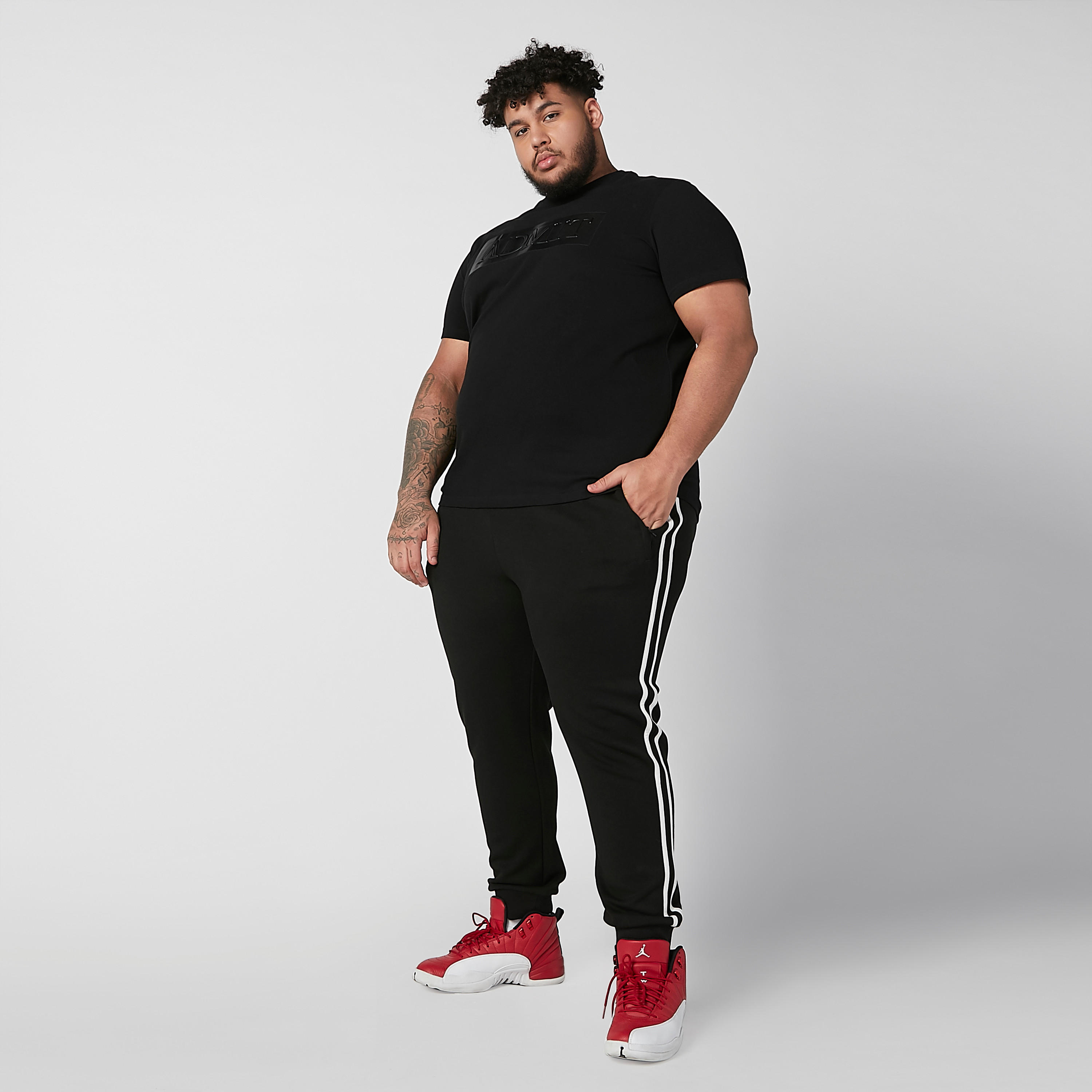 بنطلون رياضي مقلّم برباط بطبعات وجيوب-men-clothing-bottoms-joggers-image-2