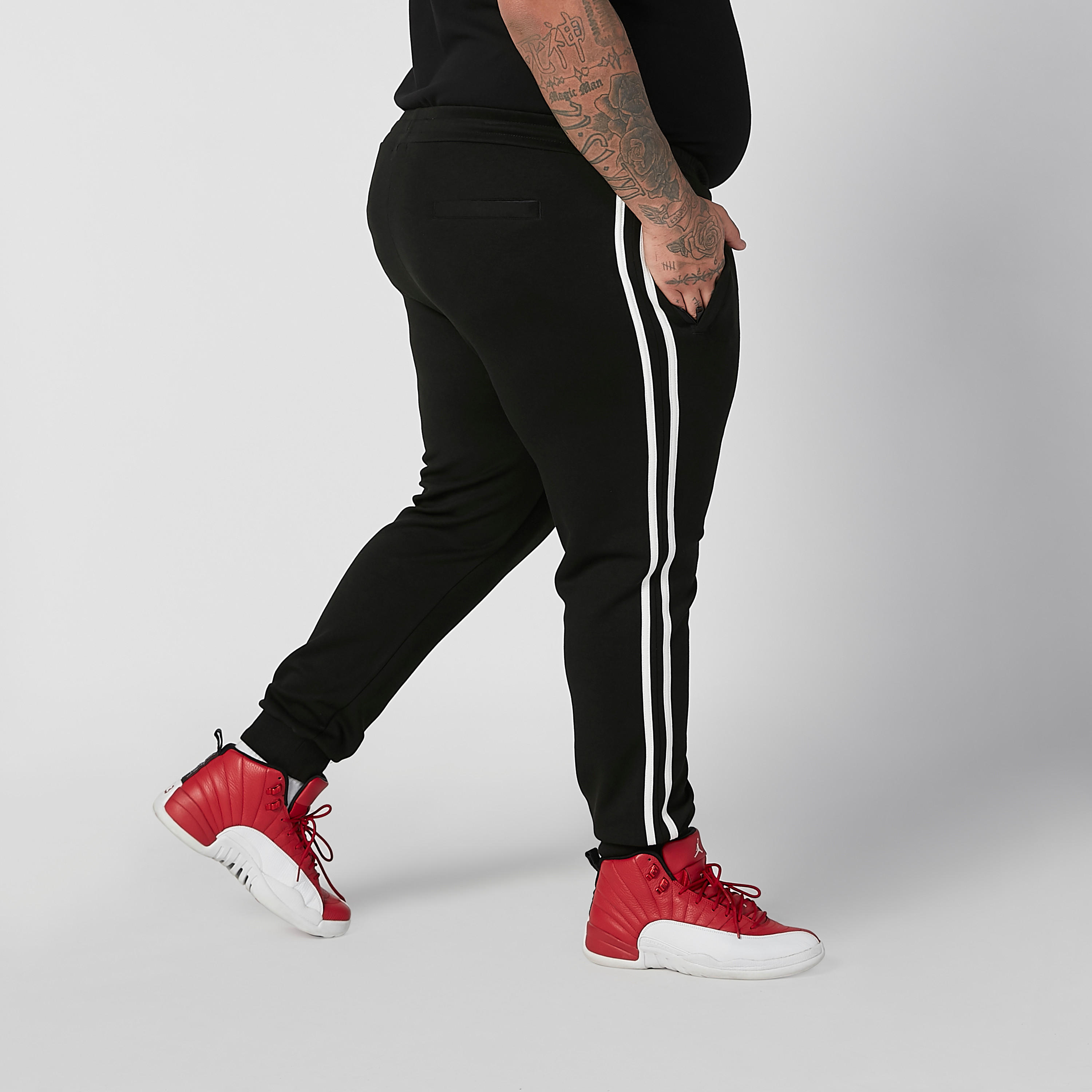 بنطلون رياضي مقلّم برباط بطبعات وجيوب-men-clothing-bottoms-joggers-image-3