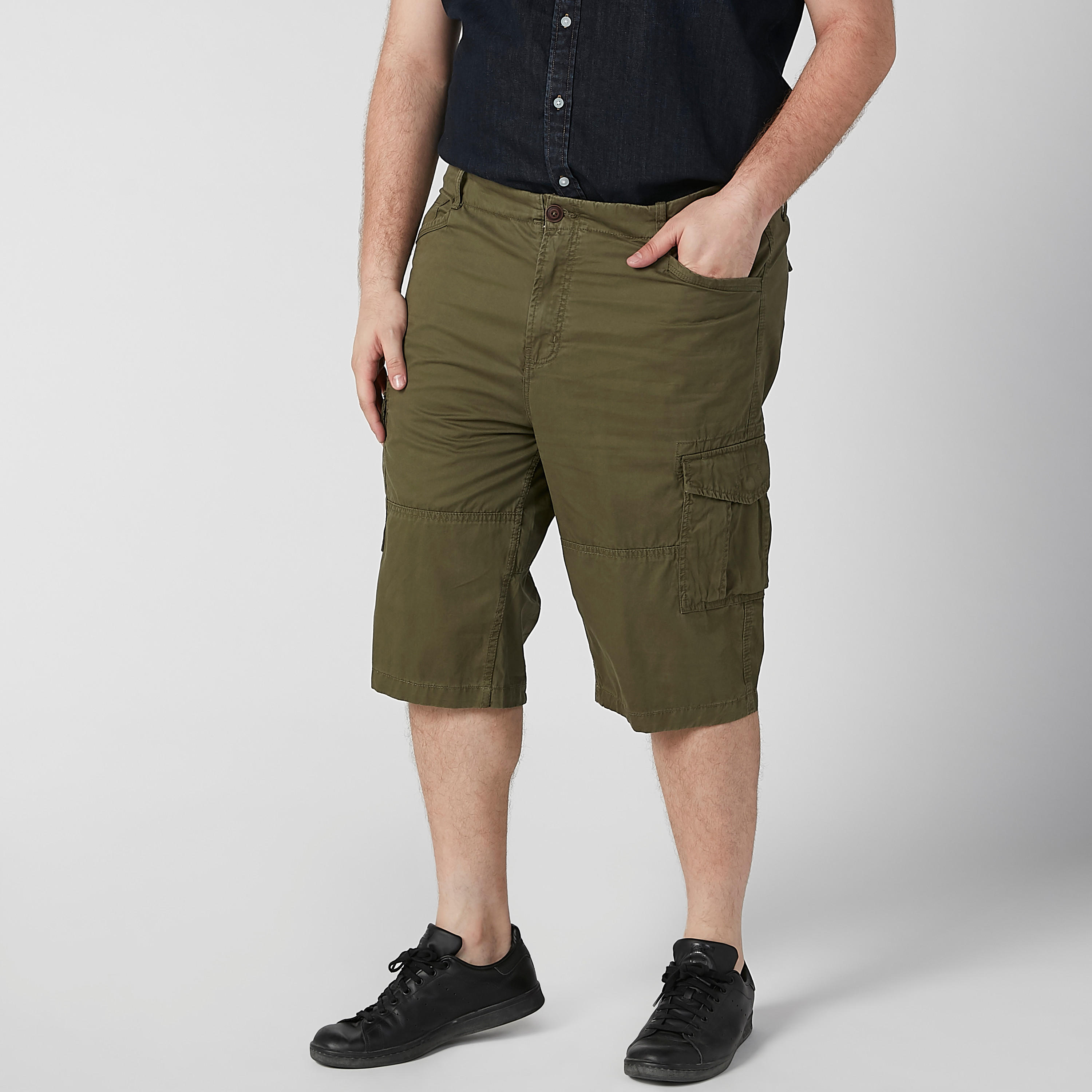 شورت سادة بخصر متوسط الارتفاع وجيوب وحلقات للحزام-men-clothing-bottoms-shorts-image-1