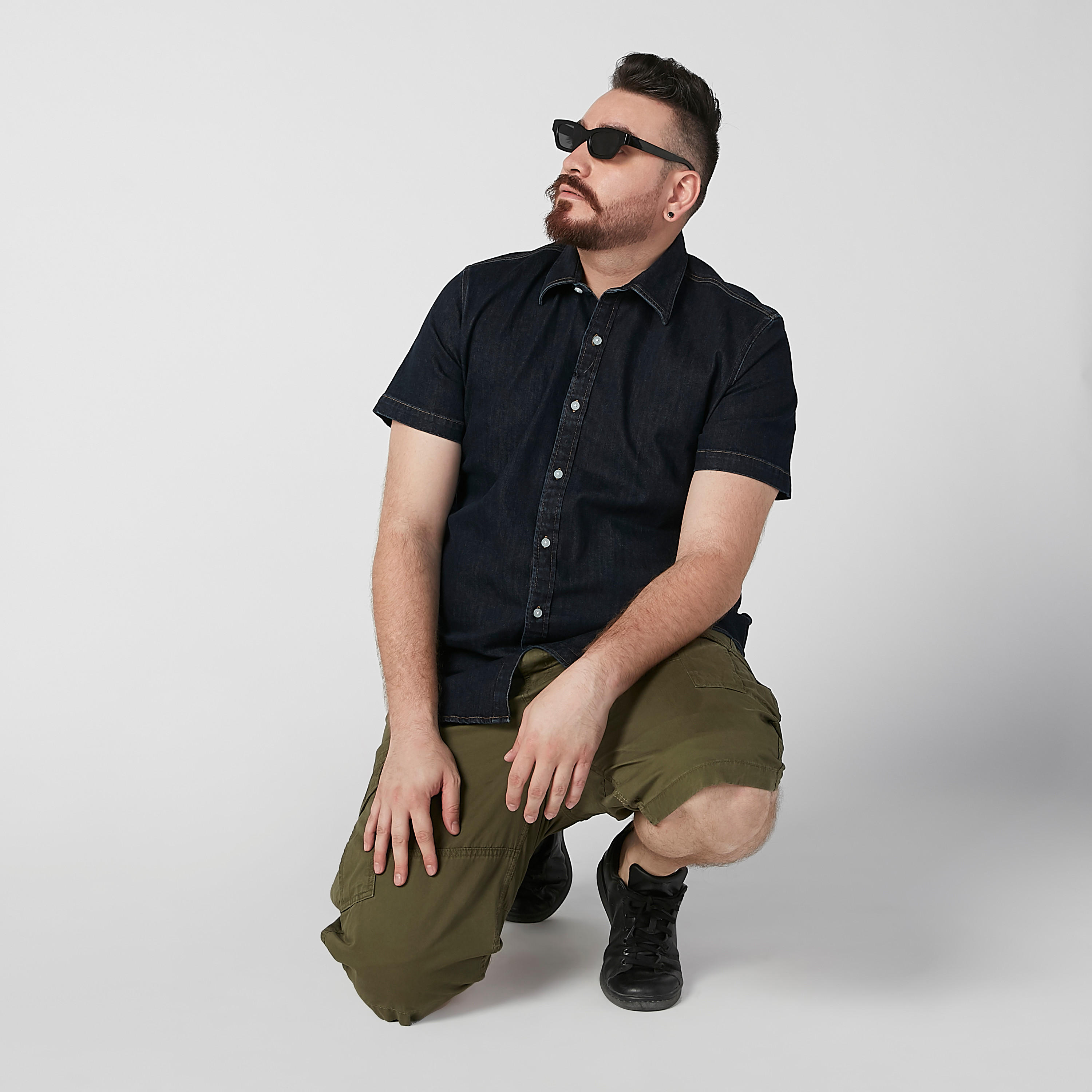 شورت سادة بخصر متوسط الارتفاع وجيوب وحلقات للحزام-men-clothing-bottoms-shorts-image-2