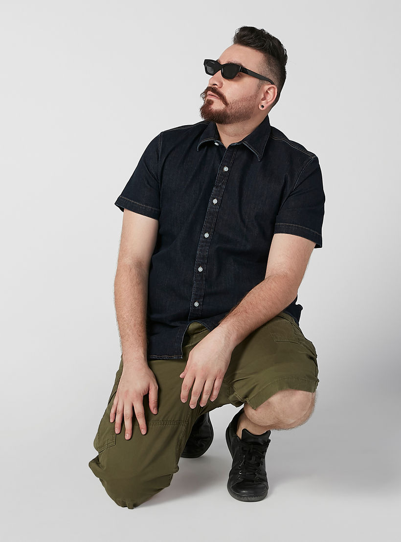 شورت سادة بخصر متوسط الارتفاع وجيوب وحلقات للحزام-men-clothing-bottoms-shorts-image-2