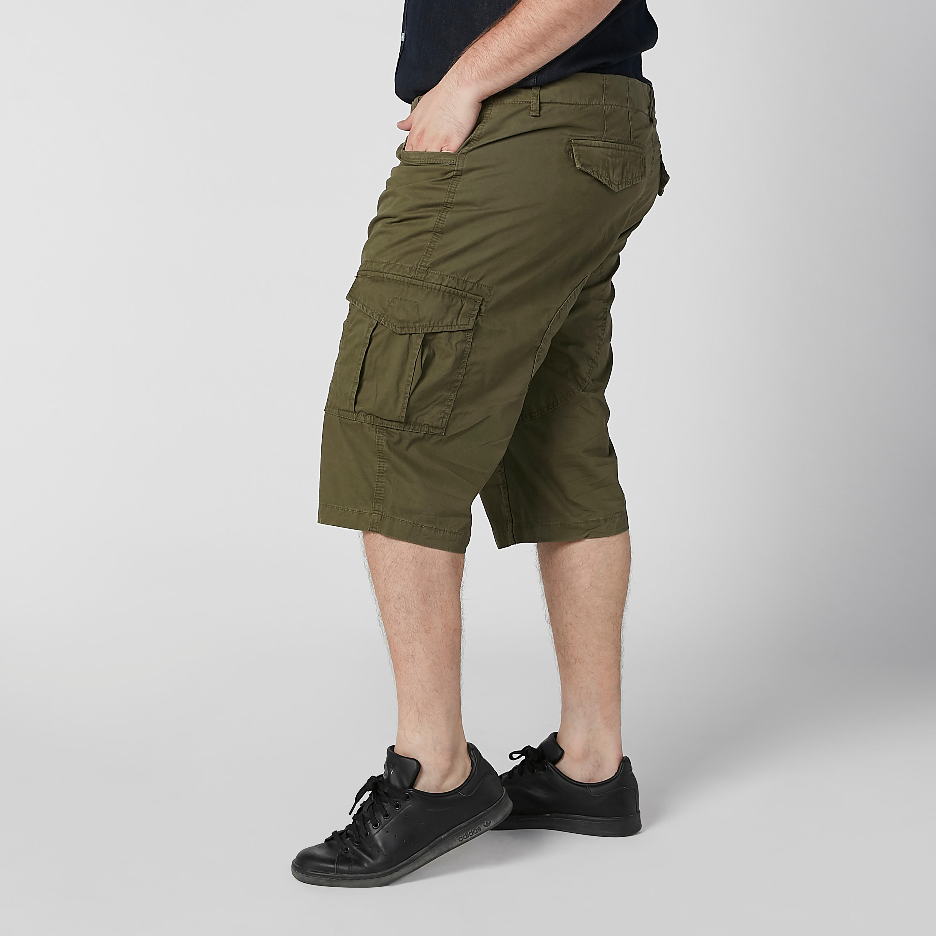 شورت سادة بخصر متوسط الارتفاع وجيوب وحلقات للحزام-men-clothing-bottoms-shorts-image-3