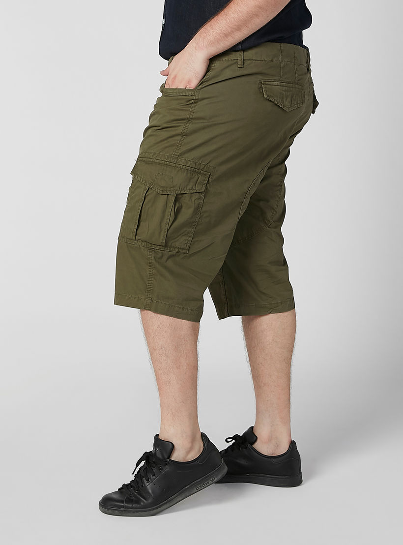 شورت سادة بخصر متوسط الارتفاع وجيوب وحلقات للحزام-men-clothing-bottoms-shorts-image-3