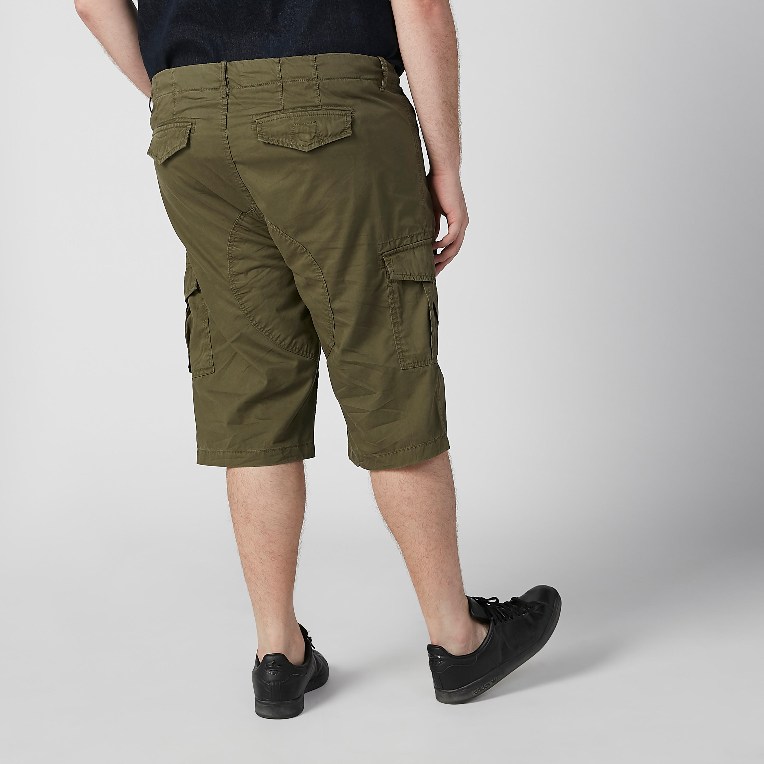 شورت سادة بخصر متوسط الارتفاع وجيوب وحلقات للحزام-men-clothing-bottoms-shorts-image-4