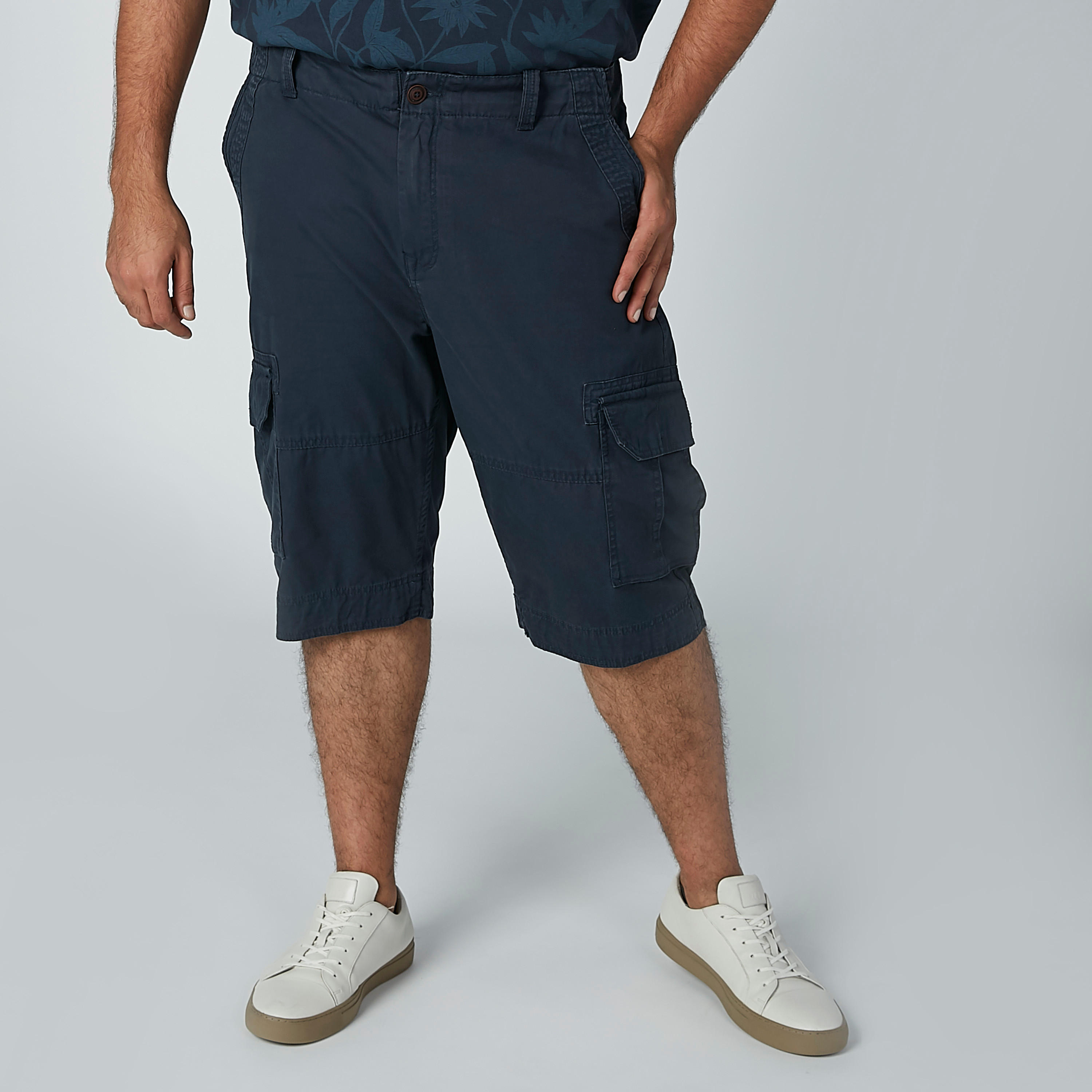 شورت سادة بخصر متوسط الارتفاع وجيوب-men-clothing-bottoms-shorts-image-1