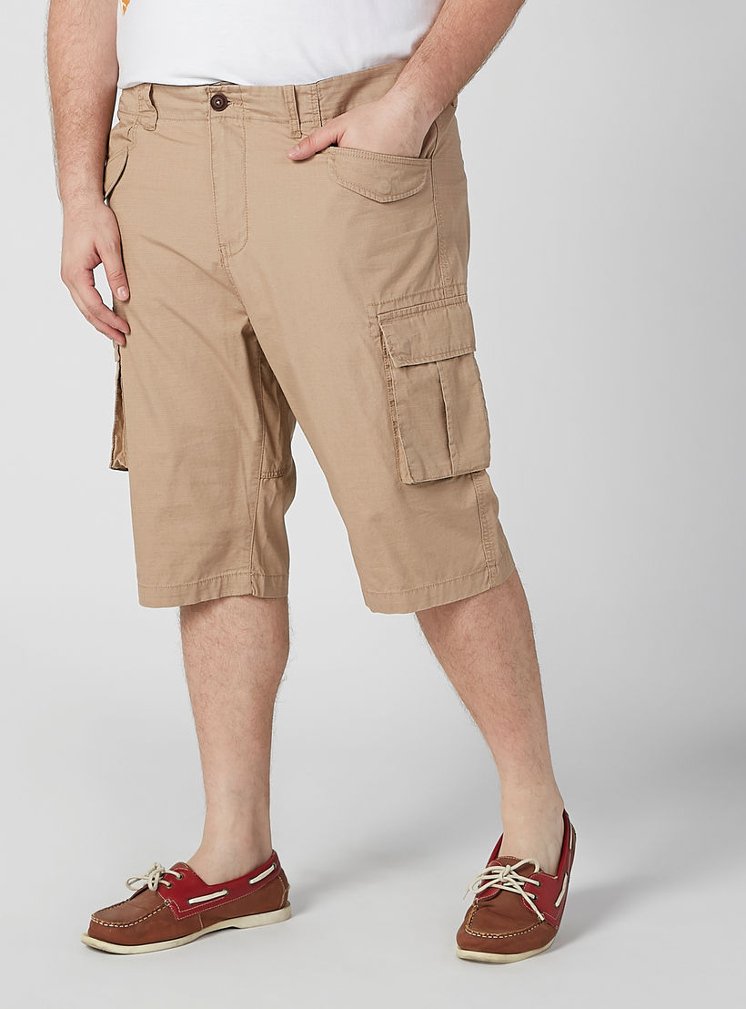 شورت سادة بخصر متوسط الارتفاع وجيوب وحلقات للحزام-men-clothing-bottoms-shorts-image-1