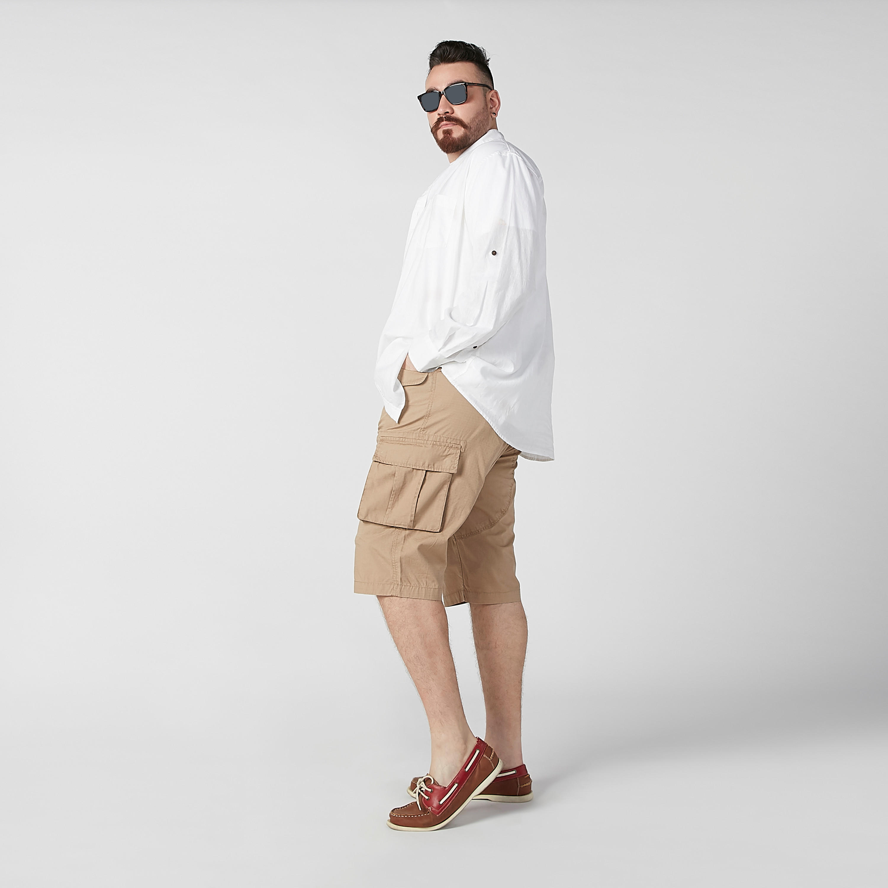 شورت سادة بخصر متوسط الارتفاع وجيوب وحلقات للحزام-men-clothing-bottoms-shorts-image-2