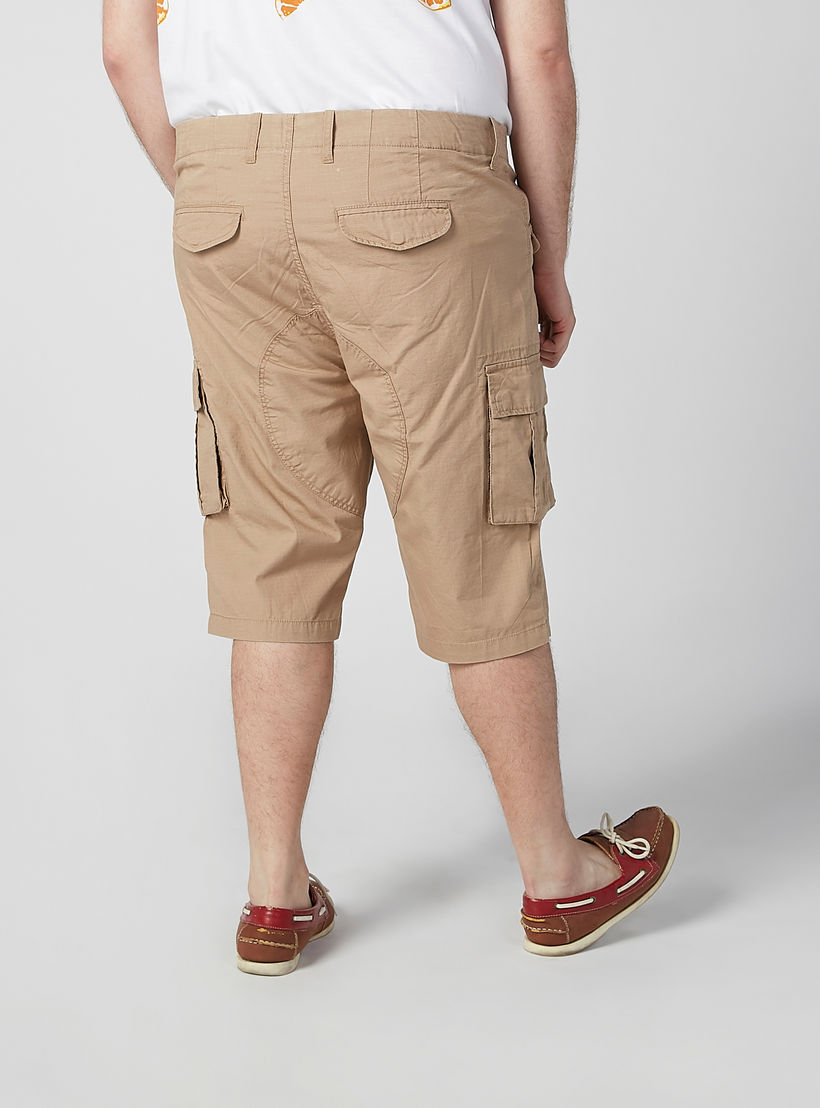 شورت سادة بخصر متوسط الارتفاع وجيوب وحلقات للحزام-men-clothing-bottoms-shorts-image-3