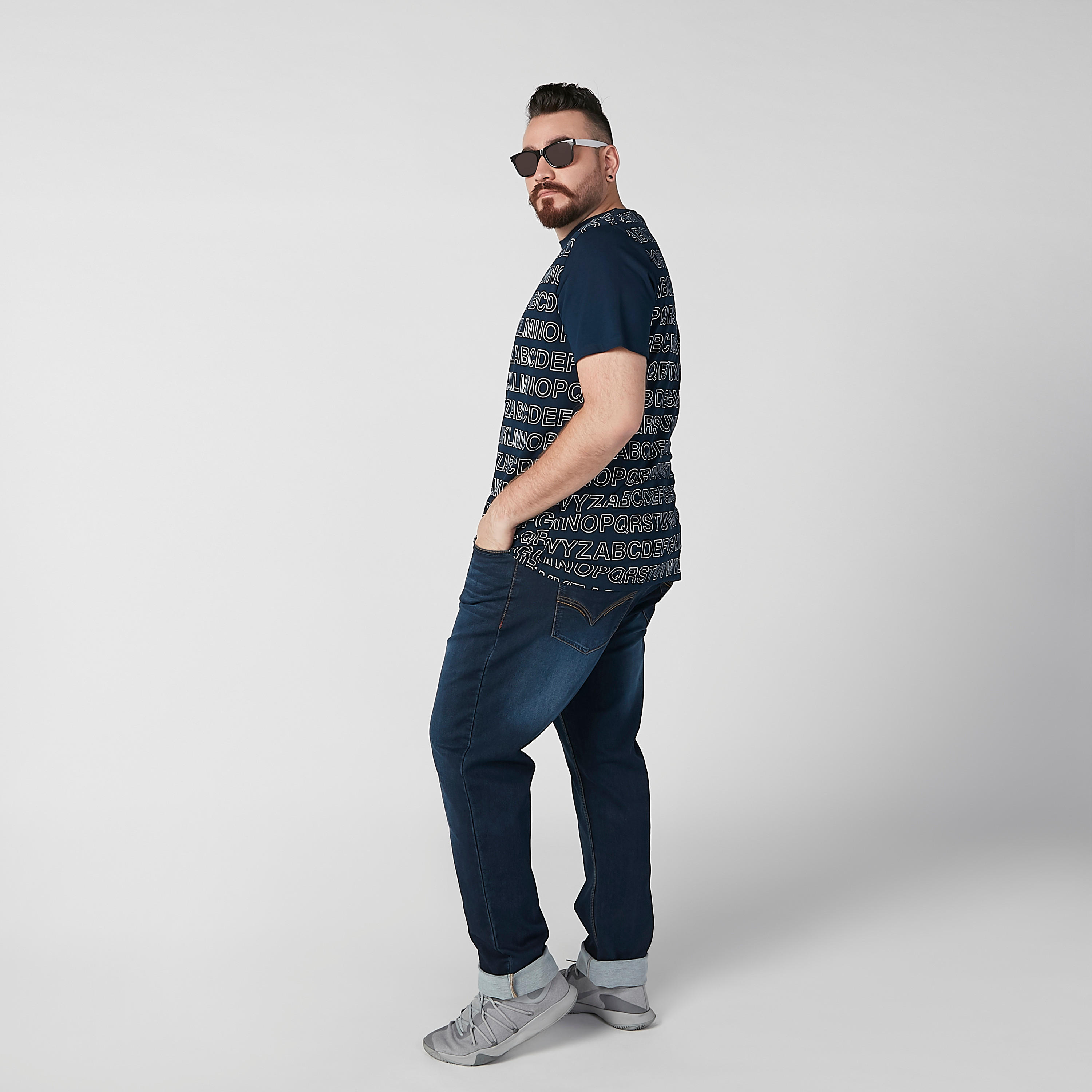 بنطلون جينز سادة بجيوب وحلقات للحزام-men-clothing-bottoms-jeans-image-1