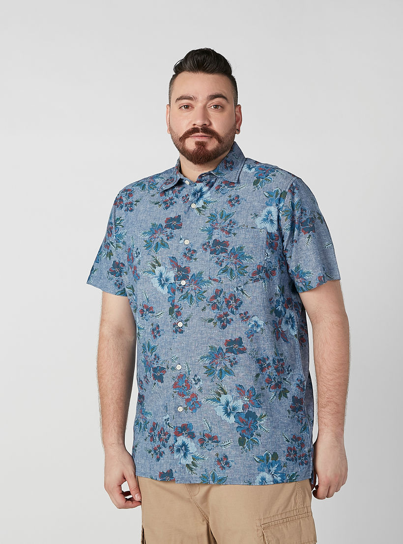 قميص بياقة عاديّة وأكمام قصيرة وطبعات زهرية-men-clothing-shirts-image-1