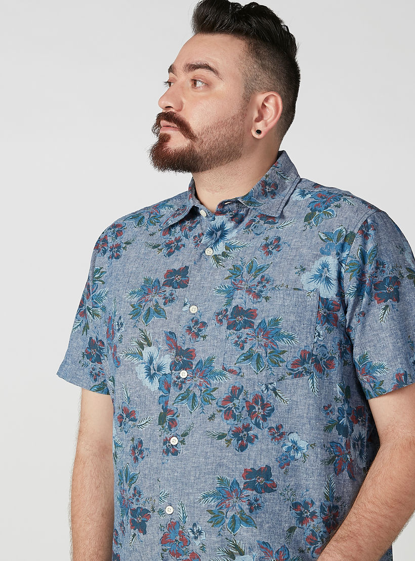 قميص بياقة عاديّة وأكمام قصيرة وطبعات زهرية-men-clothing-shirts-image-3
