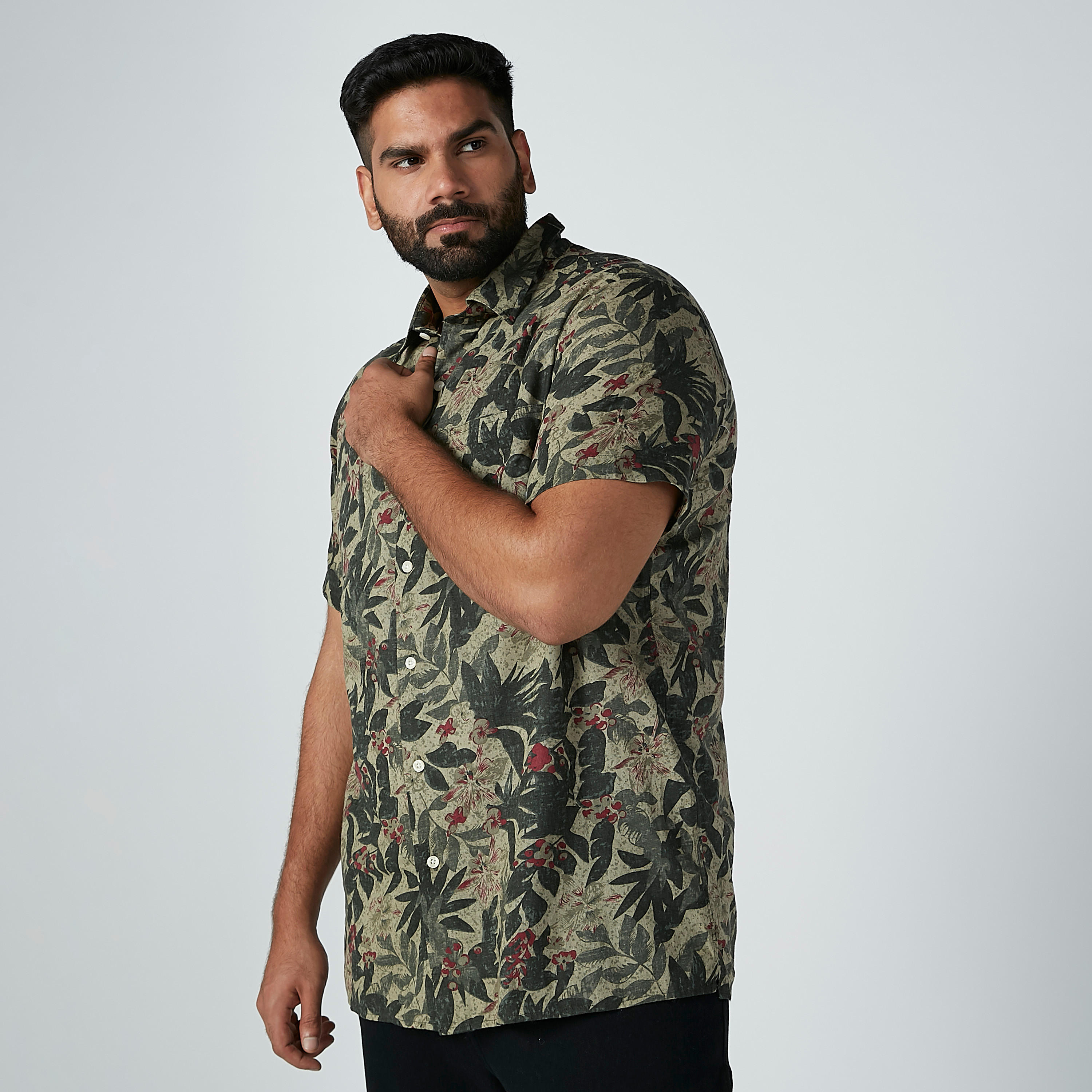 قميص بأكمام قصيرة وجيب على الصدر وطبعات-men-clothing-shirts-image-1
