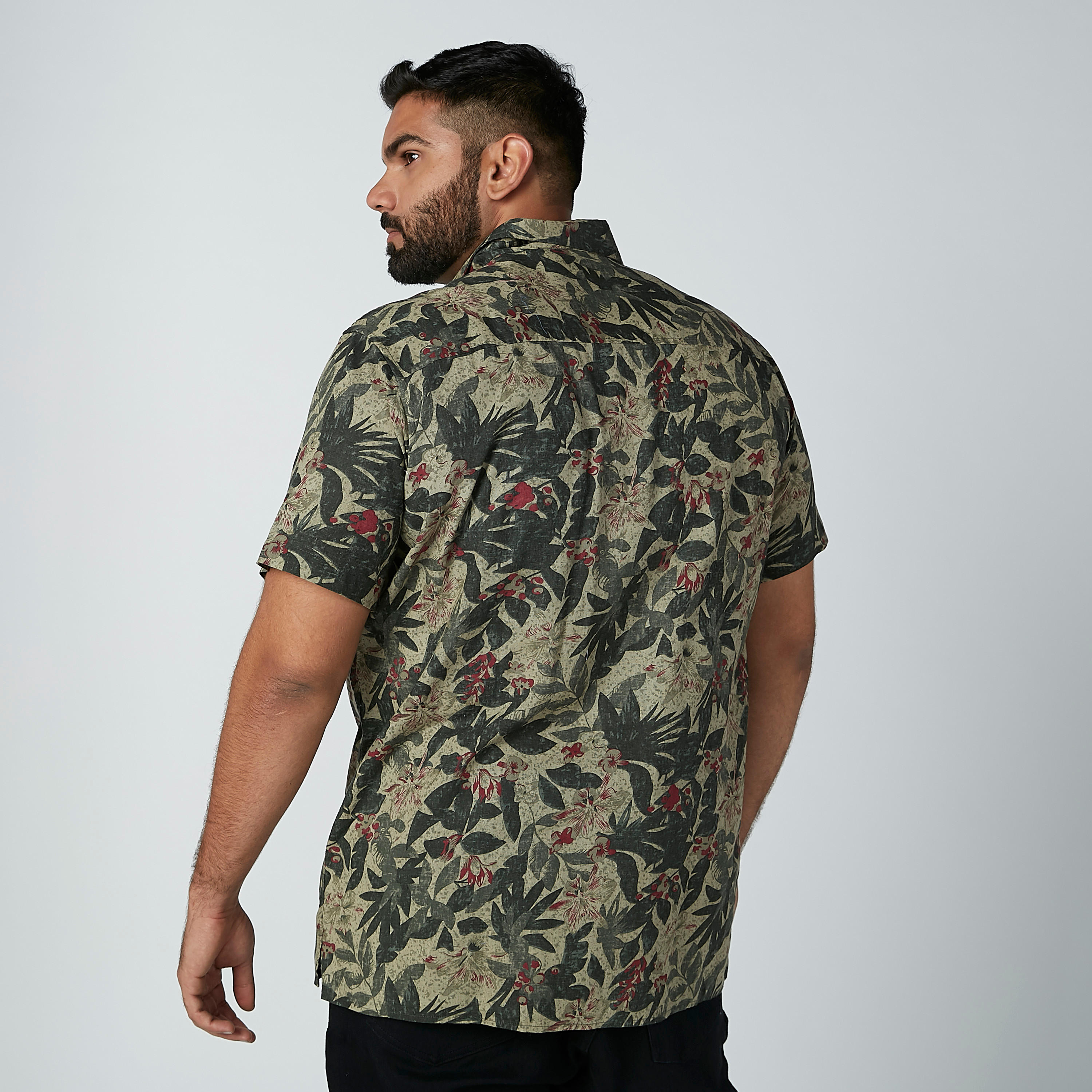قميص بأكمام قصيرة وجيب على الصدر وطبعات-men-clothing-shirts-image-3