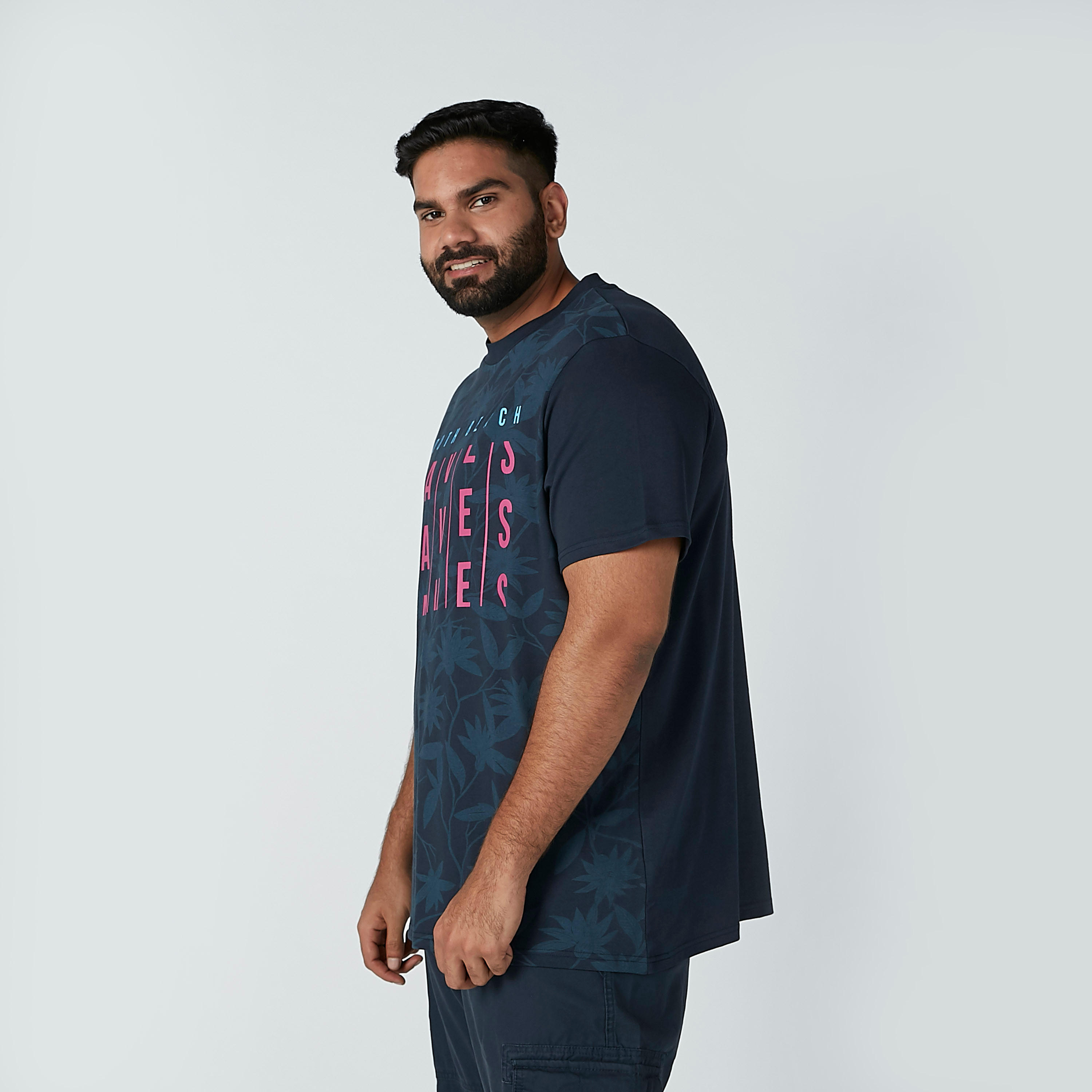 تيشيرت بياقة مستديرة وأكمام قصيرة وطبعات-men-clothing-tshirtsandpolos-tshirts-image-2