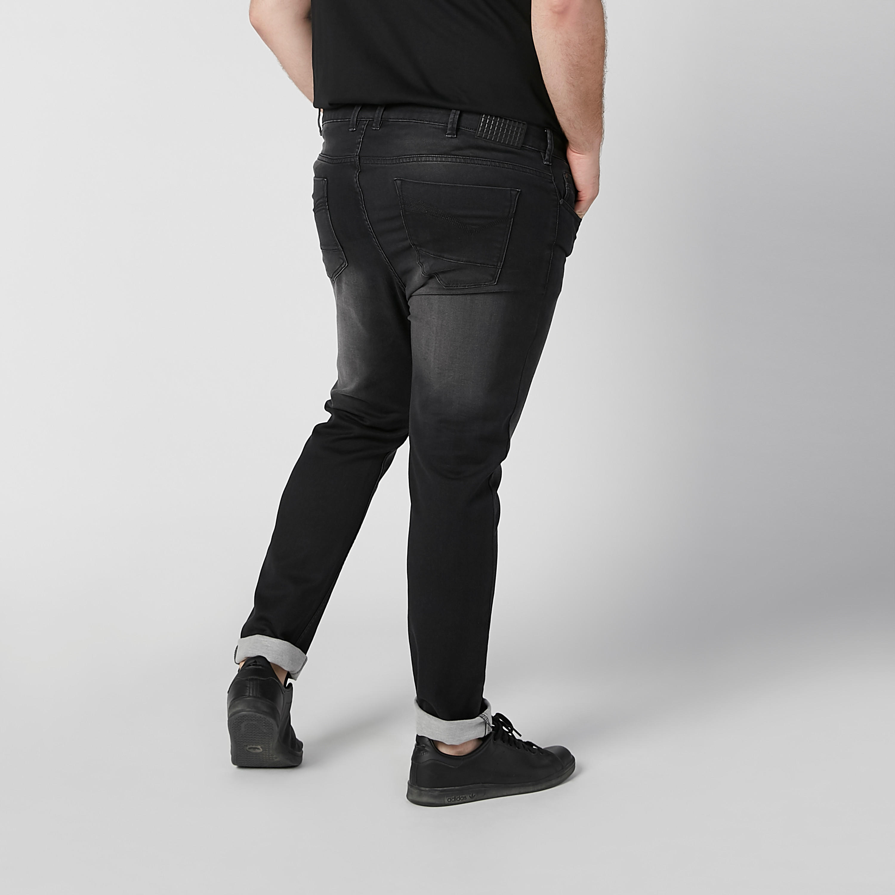 بنطلون جينز سادة بجيوب وحلقات للحزام-men-clothing-bottoms-jeans-image-1