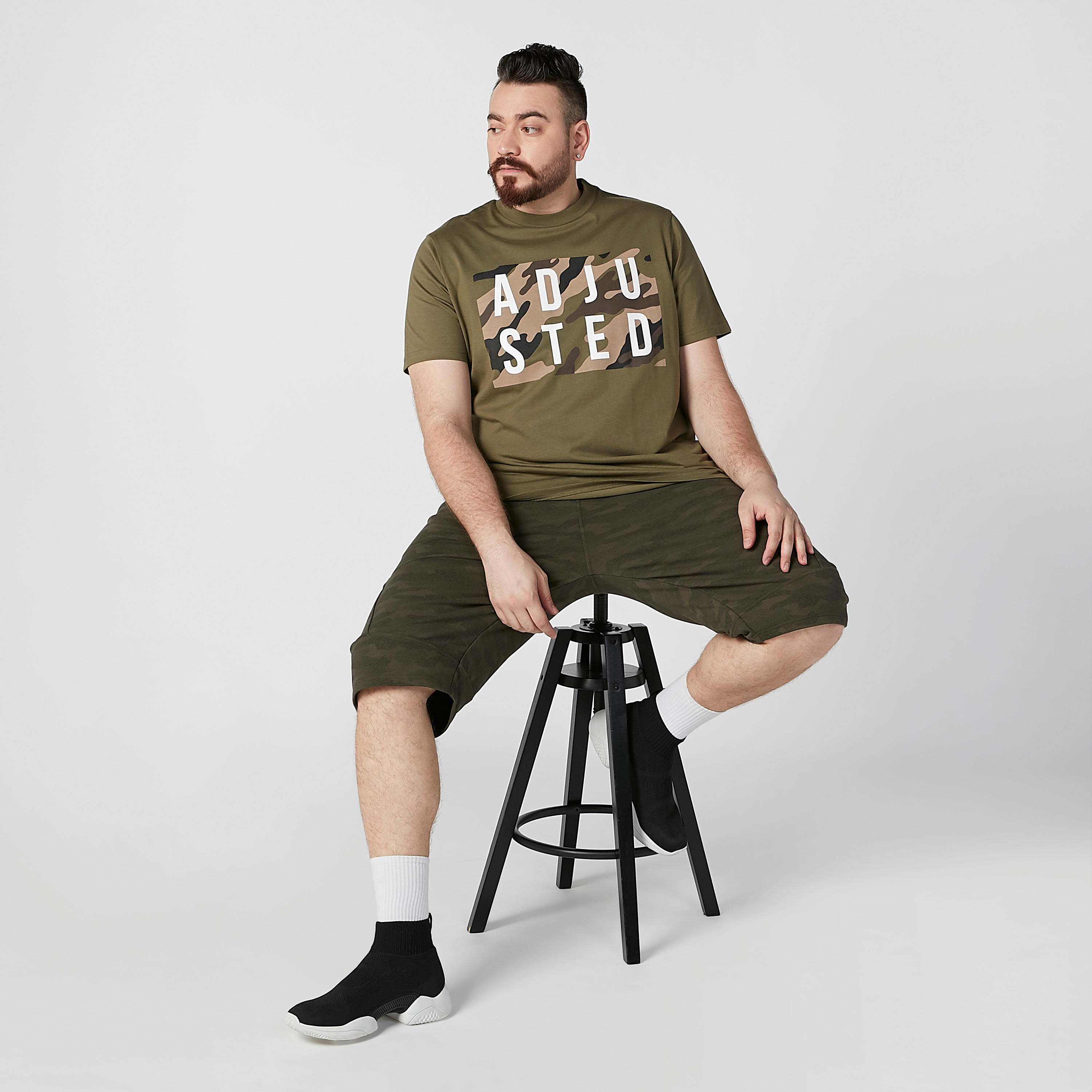تيشيرت بياقة مستديرة وأكمام قصيرة وطبعات-men-clothing-tshirtsandpolos-tshirts-image-1