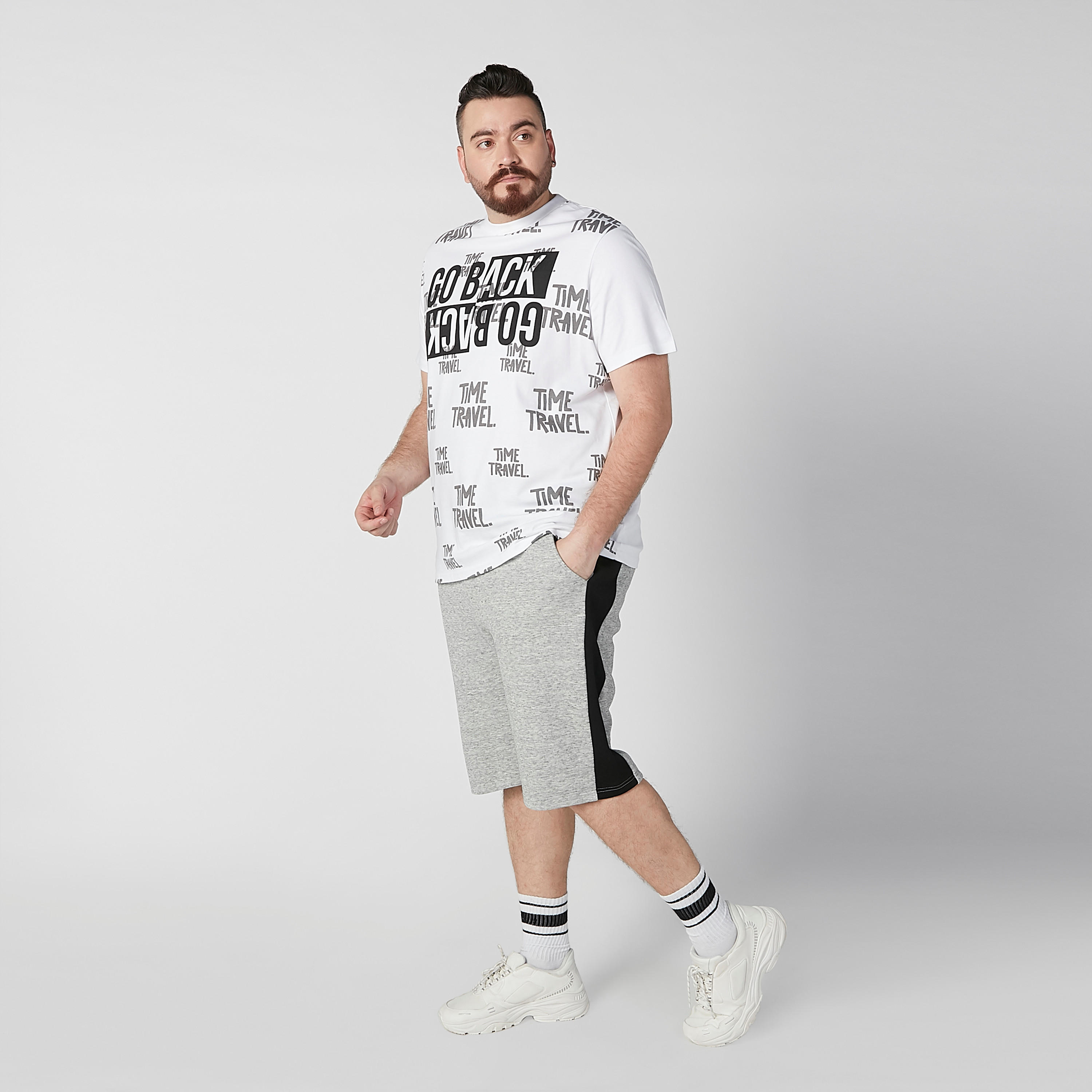 تيشيرت بياقة ضيقة وأكمام قصيرة وطبعات-men-clothing-tshirtsandpolos-tshirts-image-2