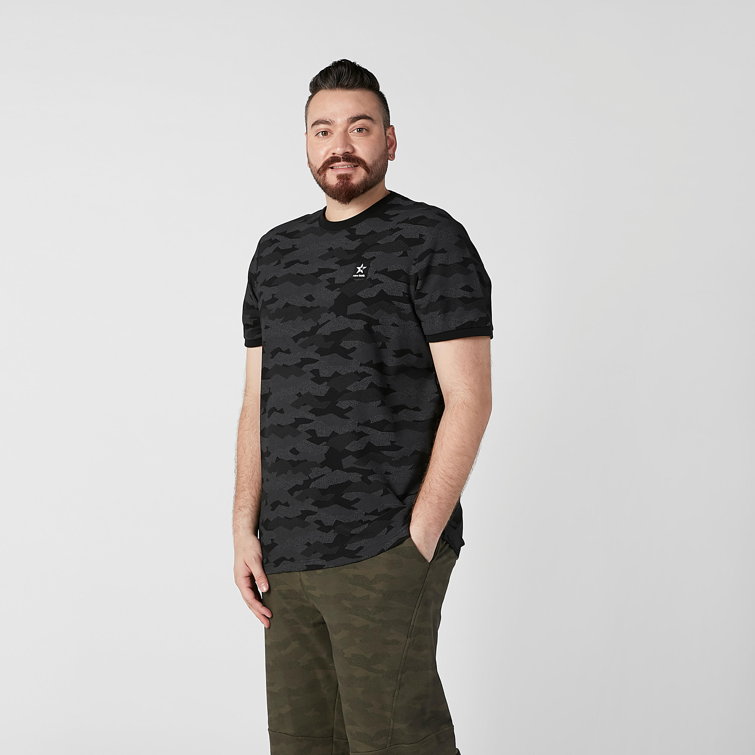تيشيرت بياقة ضيقة وأكمام قصيرة وطبعات-men-clothing-tshirtsandpolos-tshirts-image-4