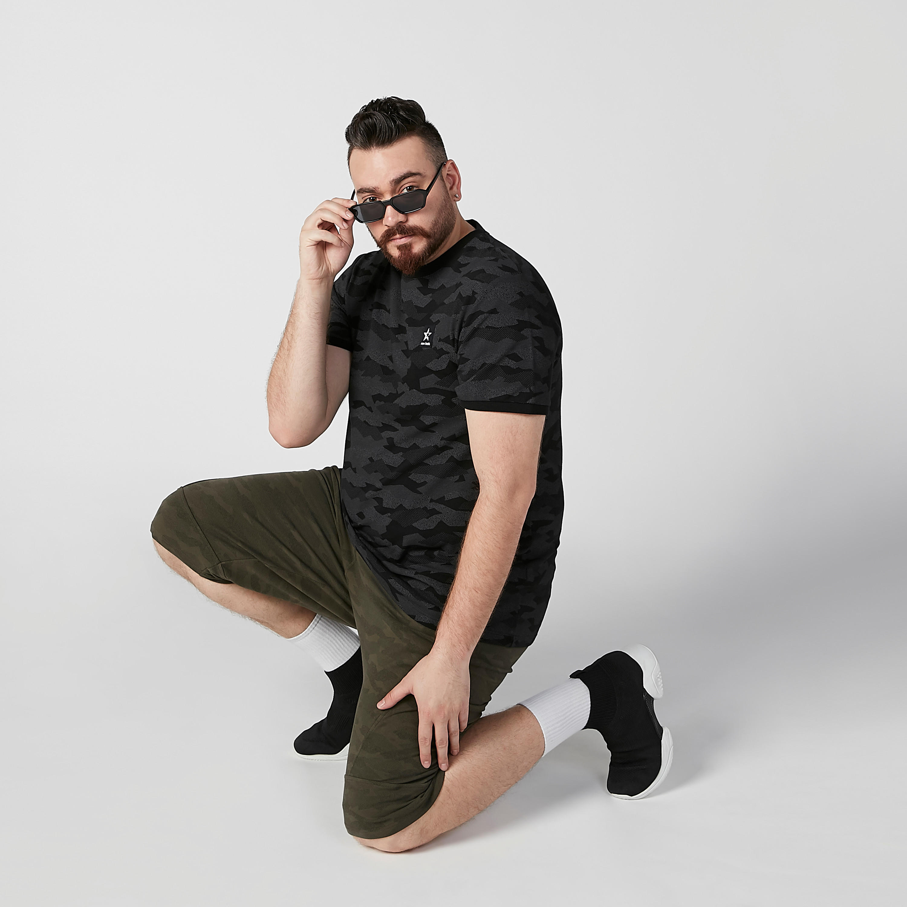 تيشيرت بياقة ضيقة وأكمام قصيرة وطبعات-men-clothing-tshirtsandpolos-tshirts-image-3