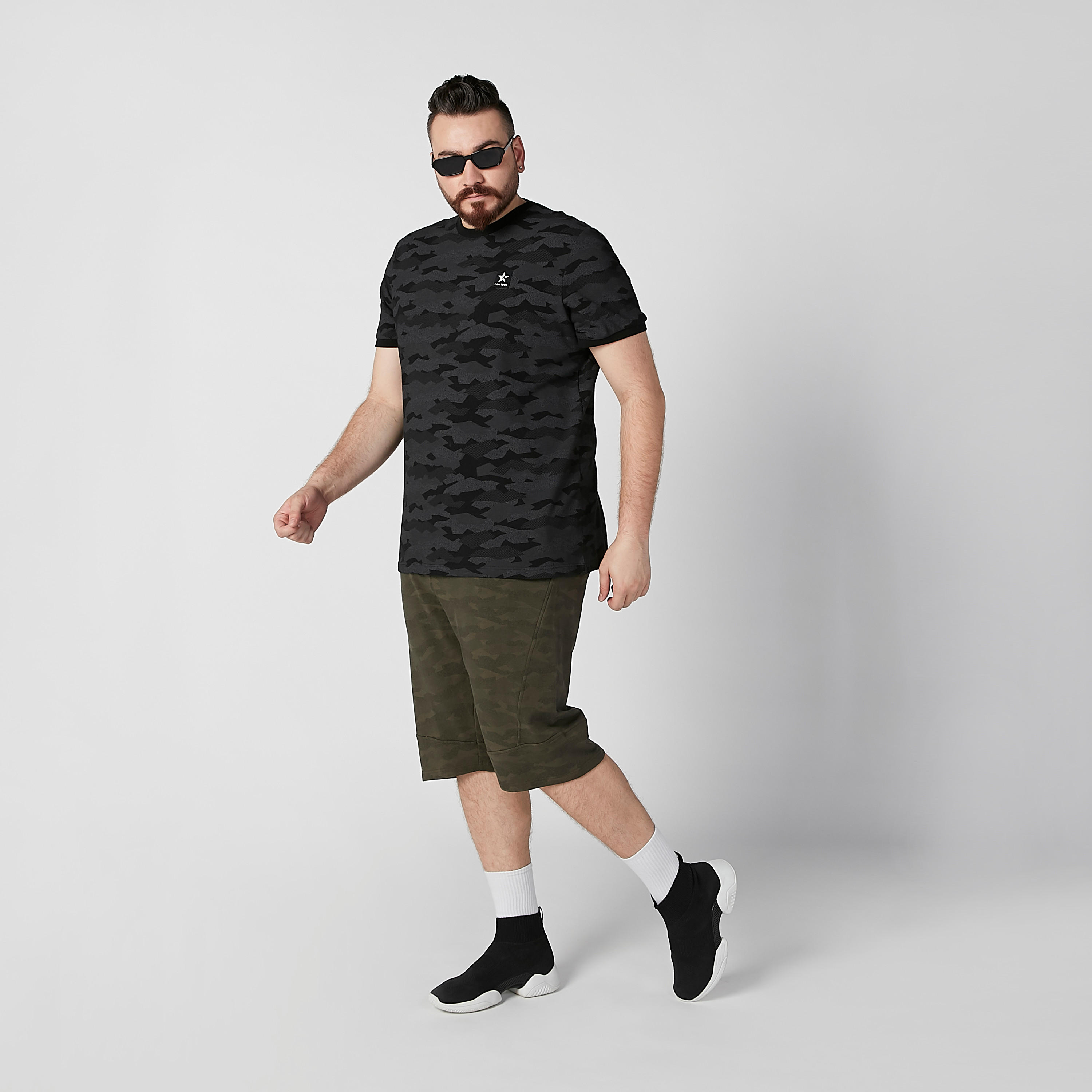 تيشيرت بياقة ضيقة وأكمام قصيرة وطبعات-men-clothing-tshirtsandpolos-tshirts-image-2