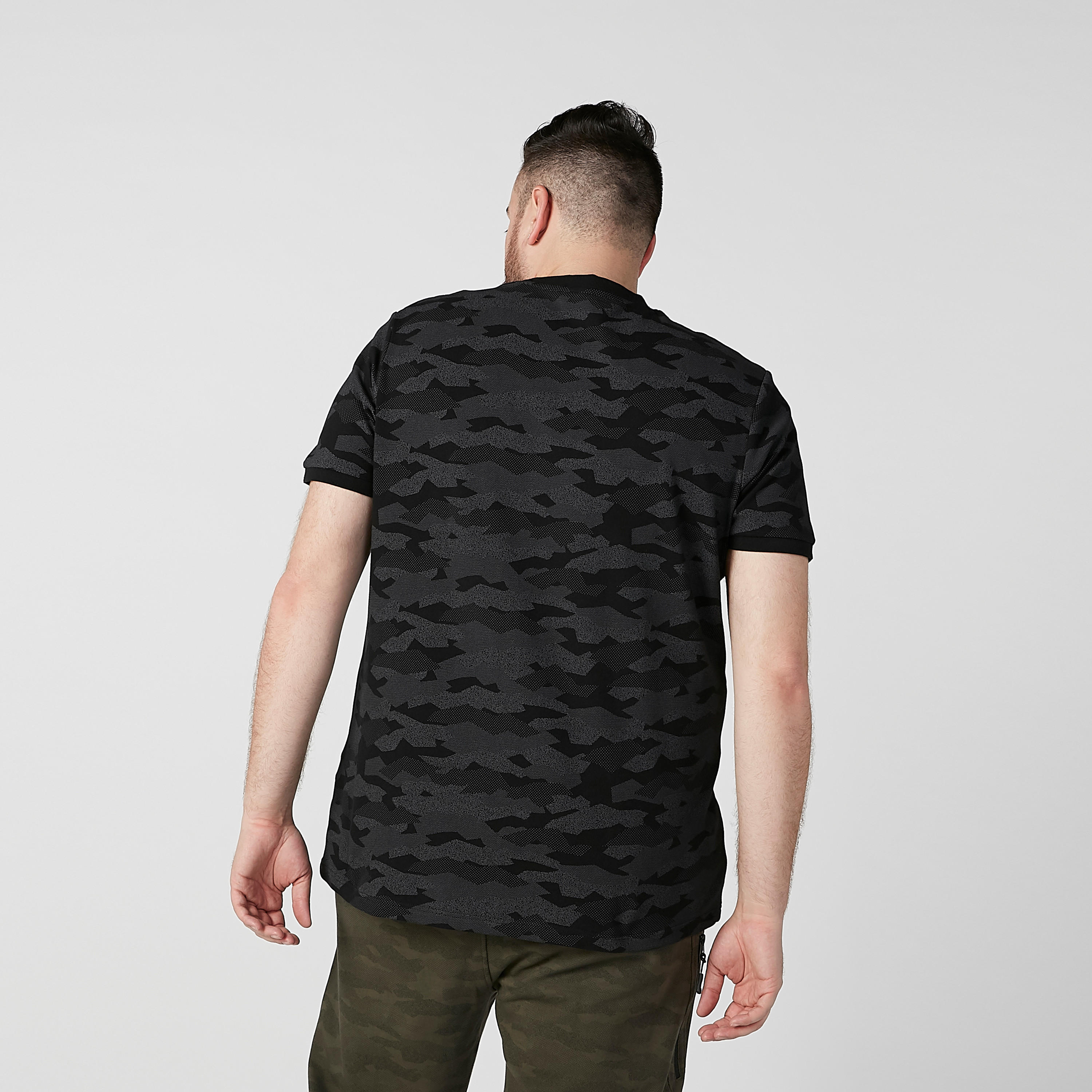 تيشيرت بياقة ضيقة وأكمام قصيرة وطبعات-men-clothing-tshirtsandpolos-tshirts-image-1