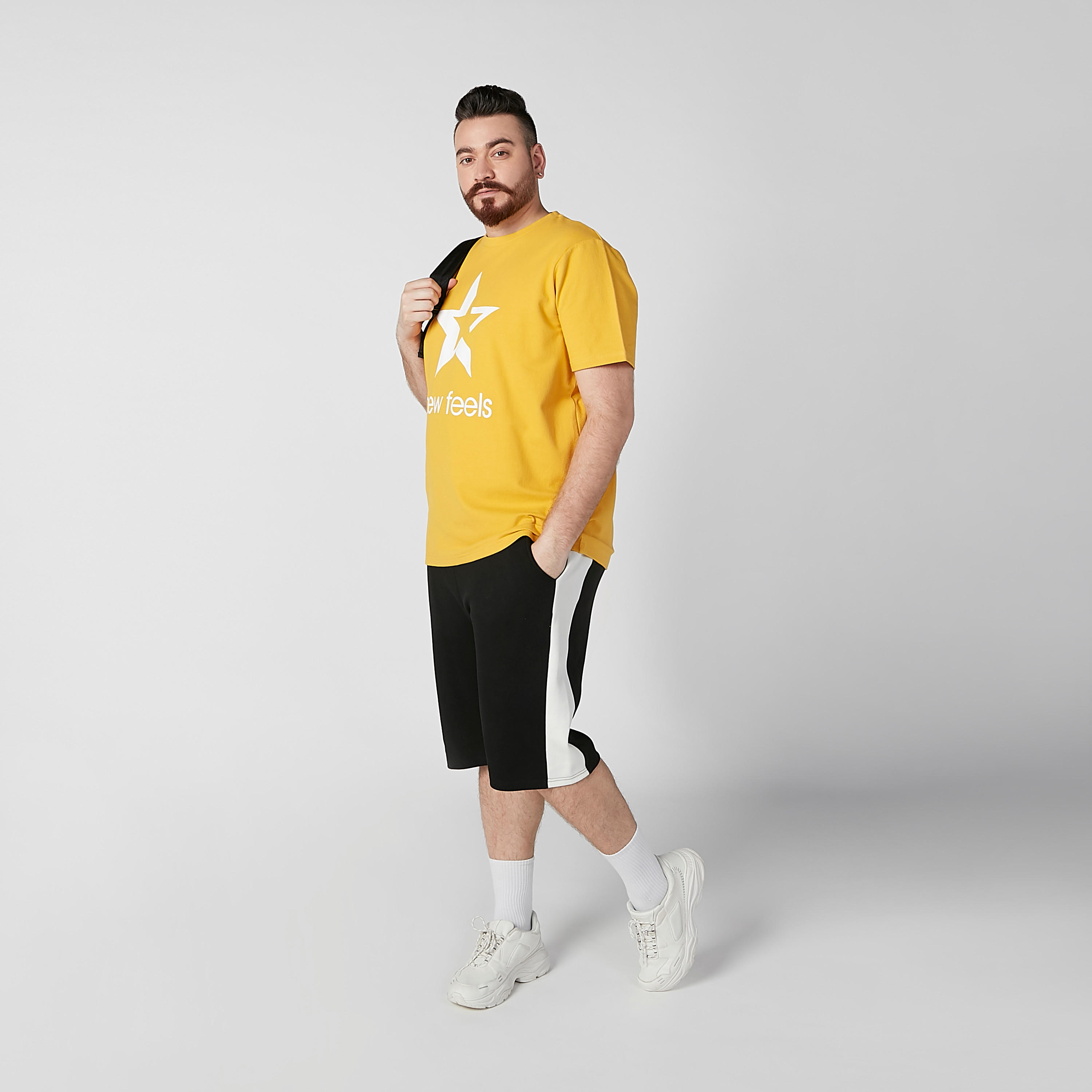 تيشيرت بياقة مستديرة وأكمام قصيرة وطبعات-men-clothing-tshirtsandpolos-tshirts-image-1