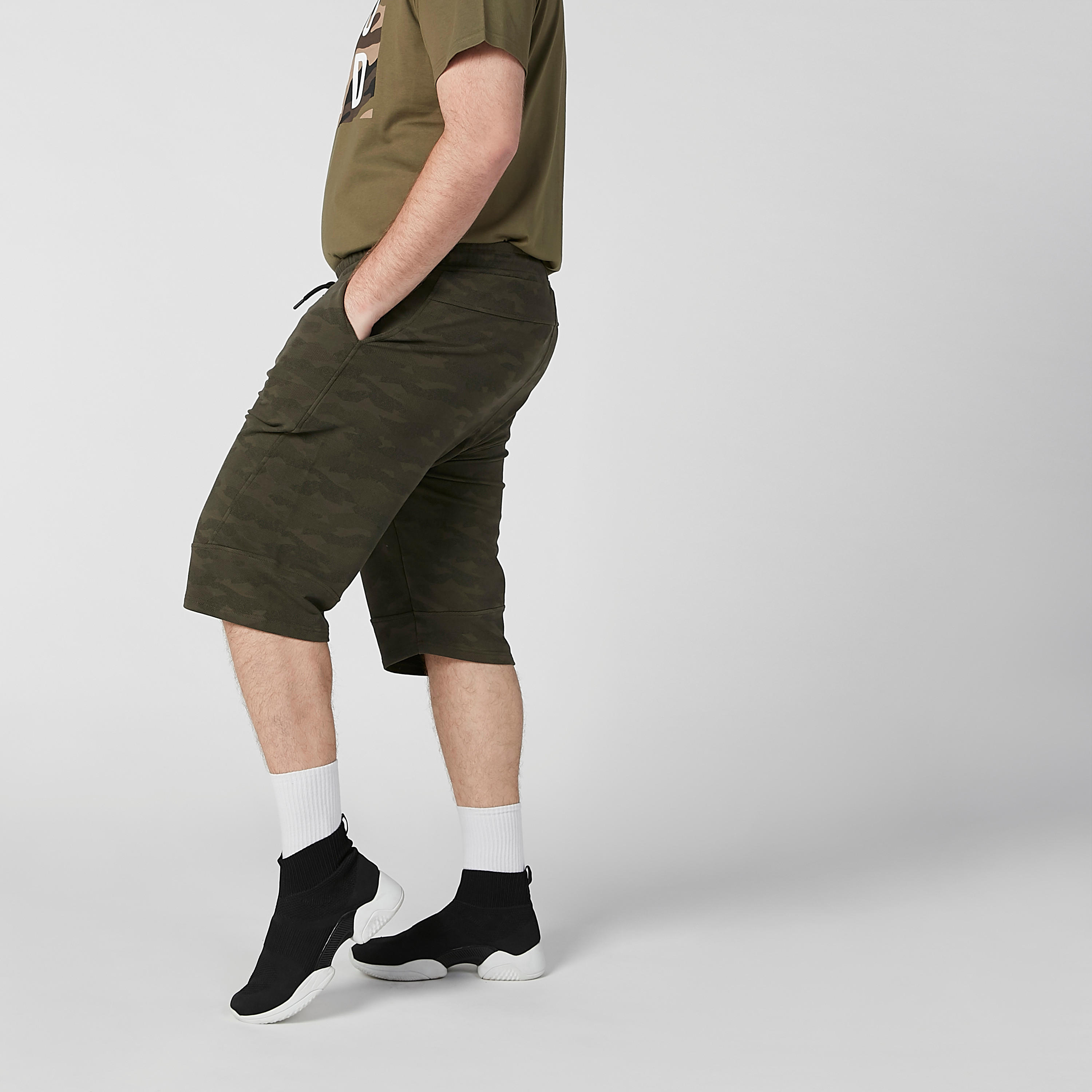 شورت بخصر مطّاطي متوسط الارتفاع وطبعات مموّهة-men-clothing-bottoms-shorts-image-1