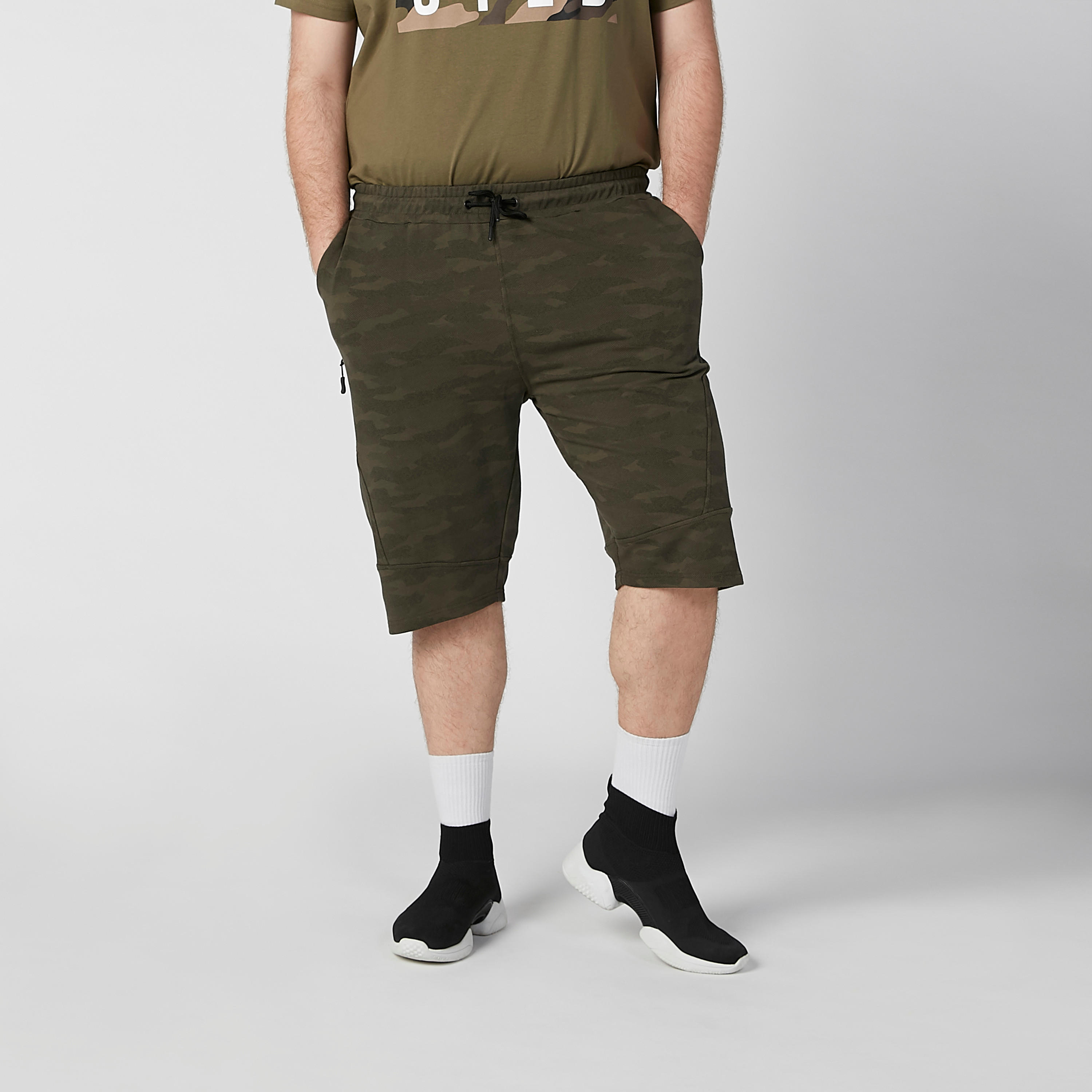 شورت بخصر مطّاطي متوسط الارتفاع وطبعات مموّهة-men-clothing-bottoms-shorts-image-3