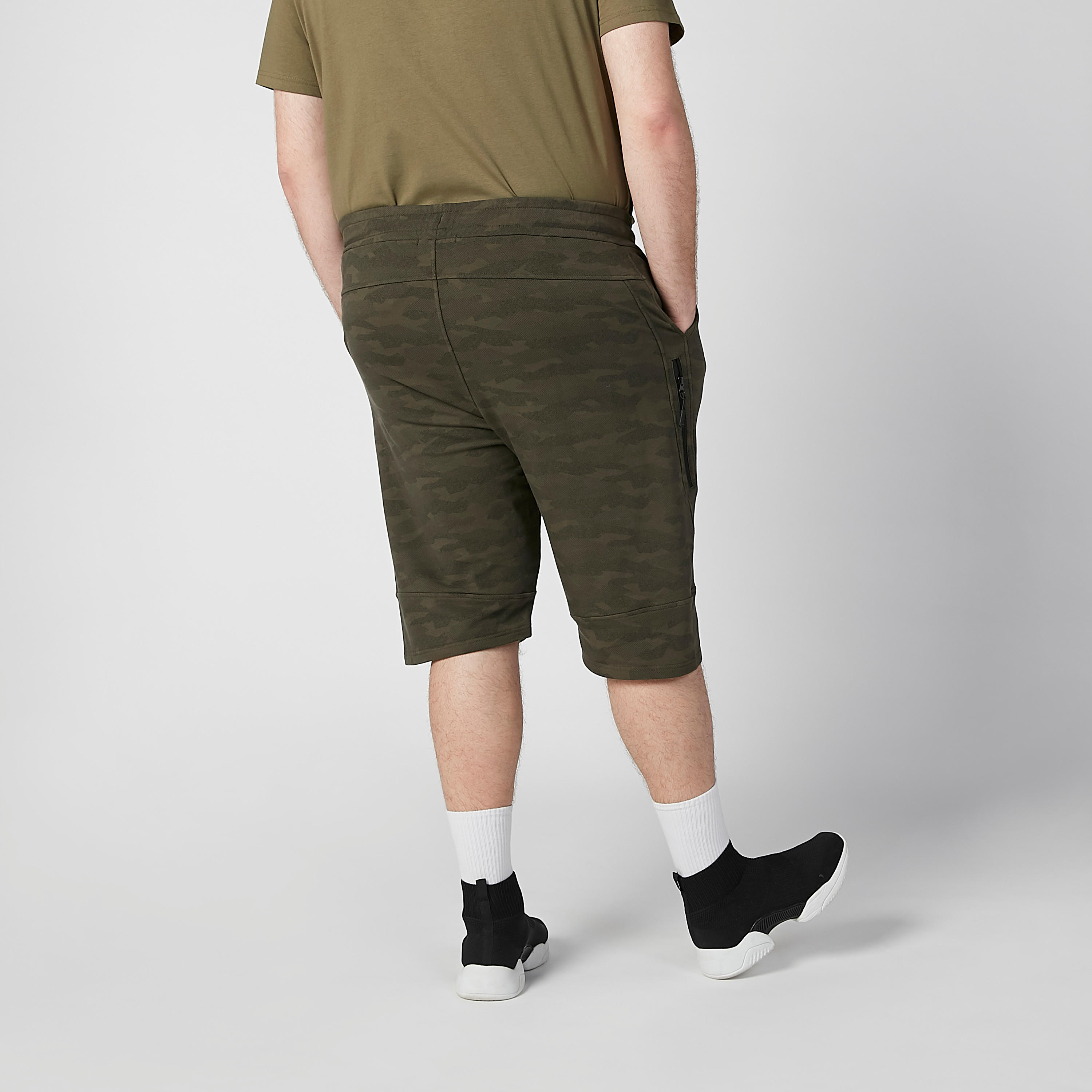 شورت بخصر مطّاطي متوسط الارتفاع وطبعات مموّهة-men-clothing-bottoms-shorts-image-4