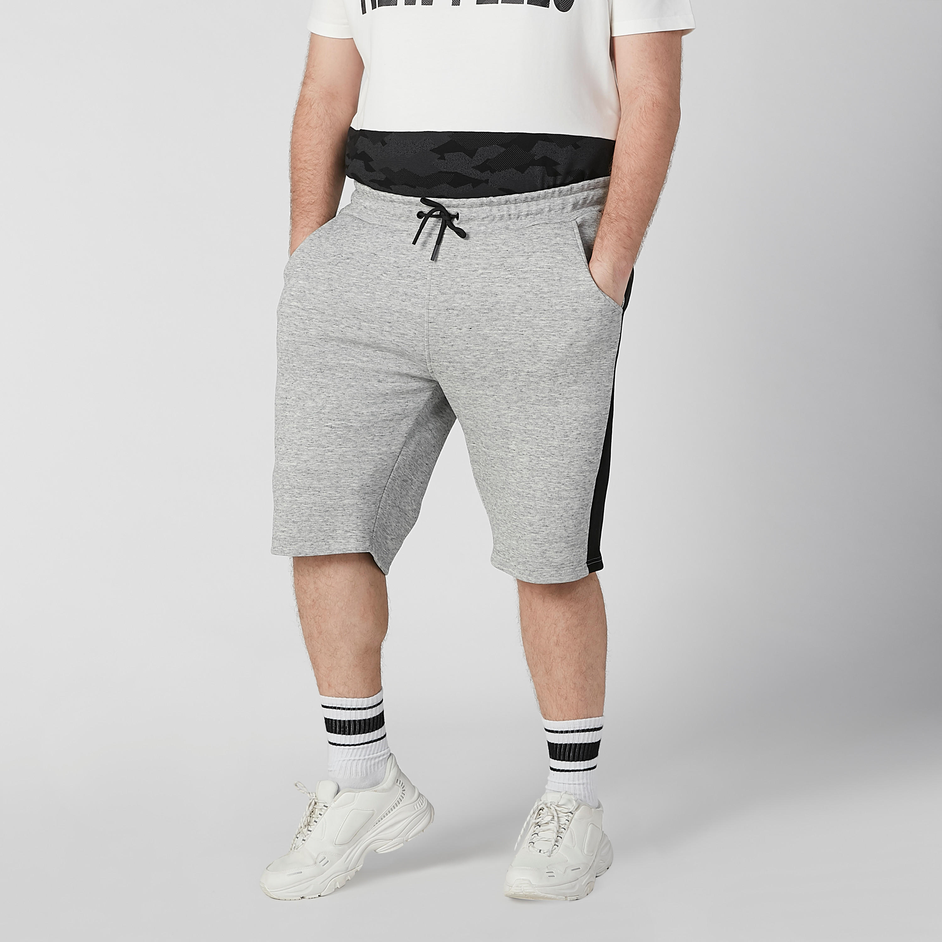 شورت سادة بخصر متوسط الارتفاع ورباط وجيوب-men-clothing-bottoms-shorts-image-1