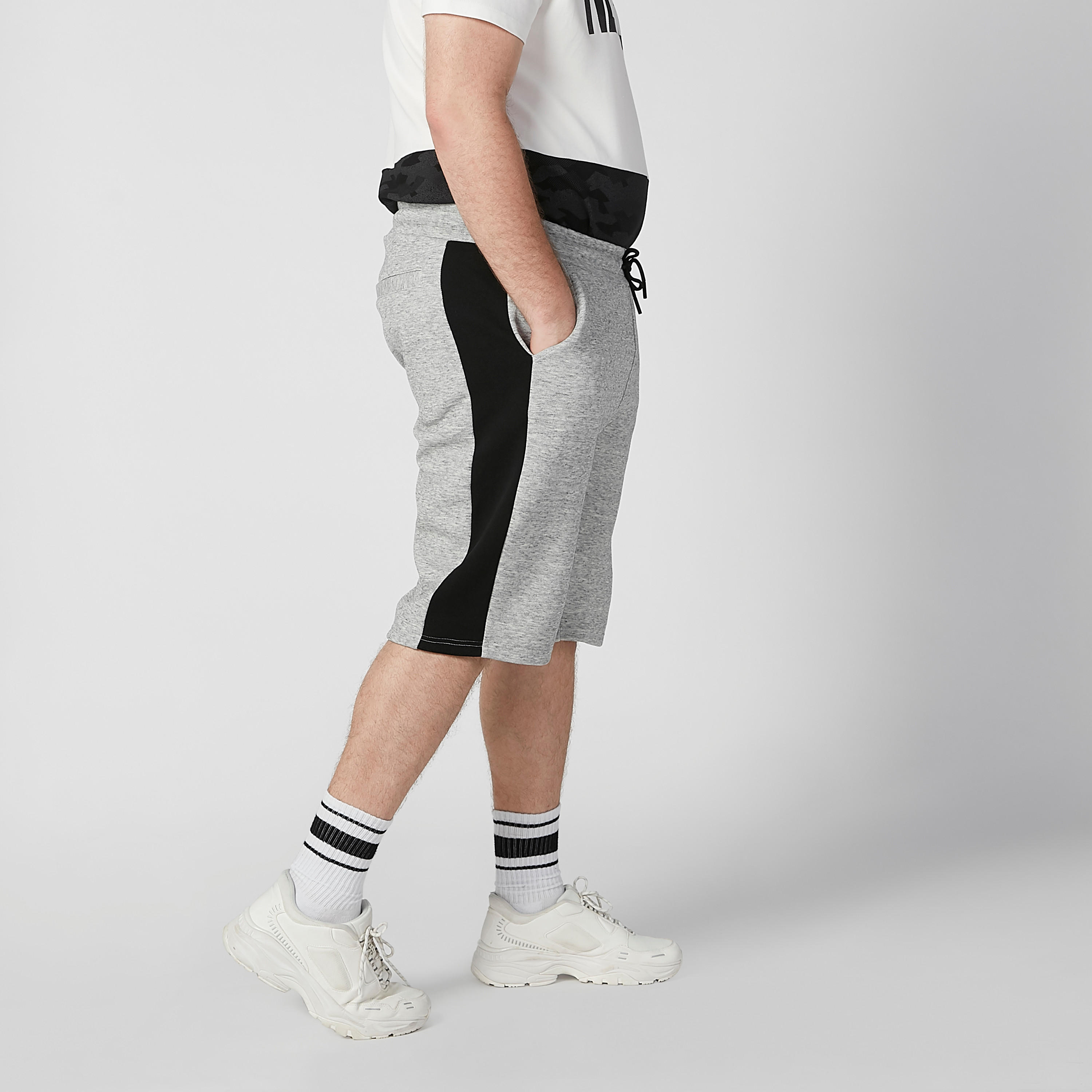 شورت سادة بخصر متوسط الارتفاع ورباط وجيوب-men-clothing-bottoms-shorts-image-3