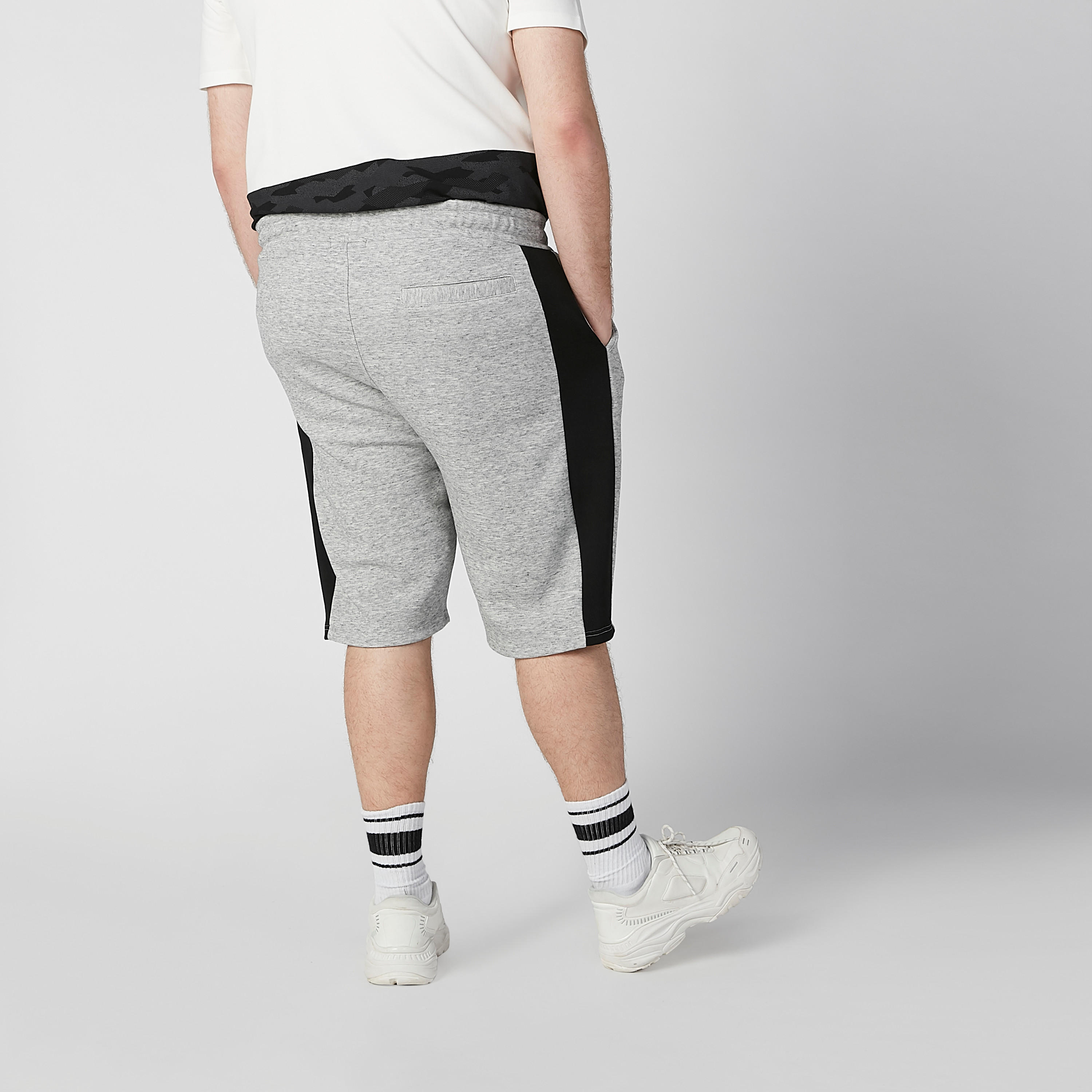 شورت سادة بخصر متوسط الارتفاع ورباط وجيوب-men-clothing-bottoms-shorts-image-4