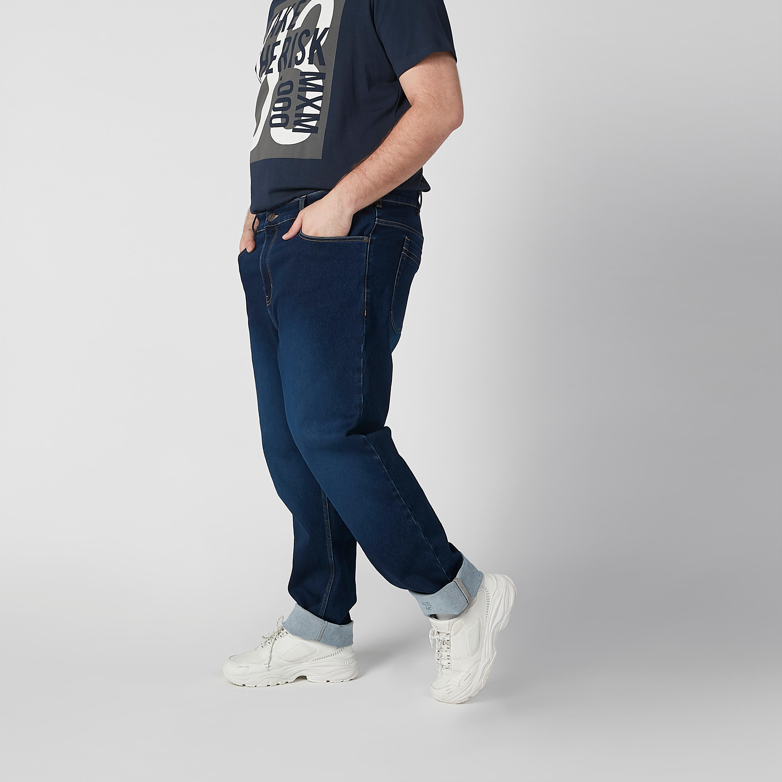 بنطلون جينز سادة بخصر متوسط الارتفاع وجيوب-men-clothing-bottoms-jeans-image-1