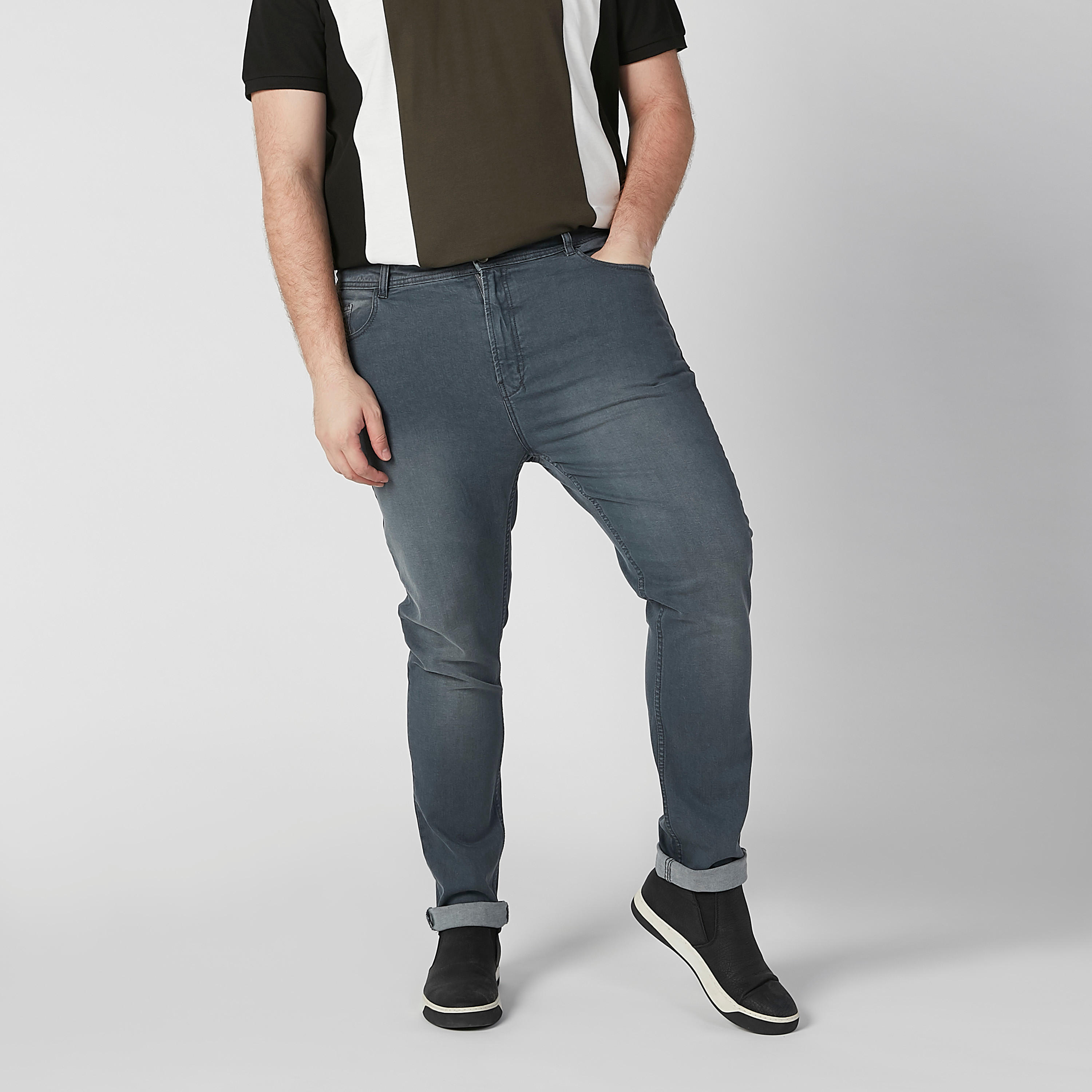 بنطلون جينز سادة بخصر متوسط الارتفاع وجيوب-men-clothing-bottoms-jeans-image-1