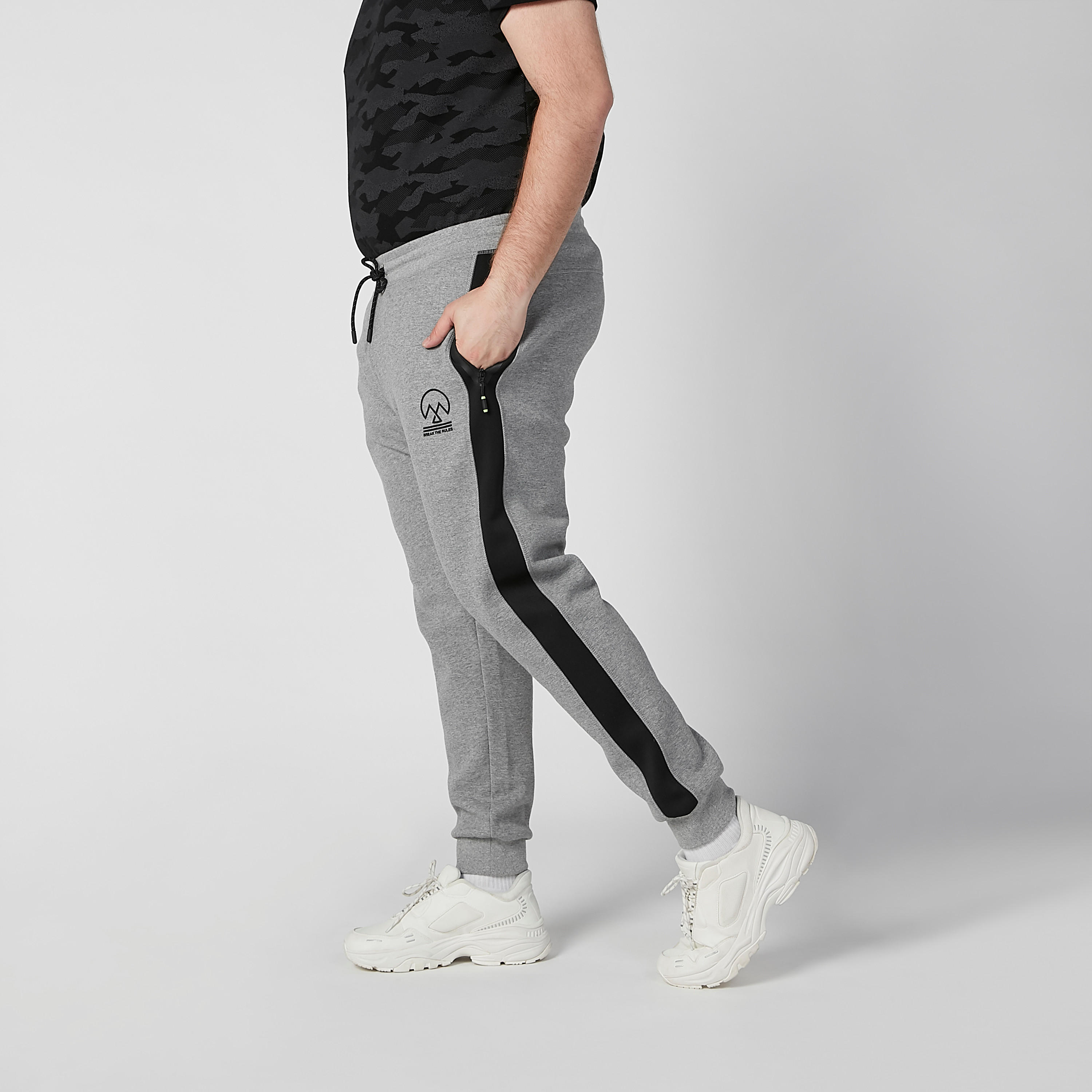 بنطلون رياضي سادة بخصر مطّاطي وجيوب-men-clothing-bottoms-joggers-image-1