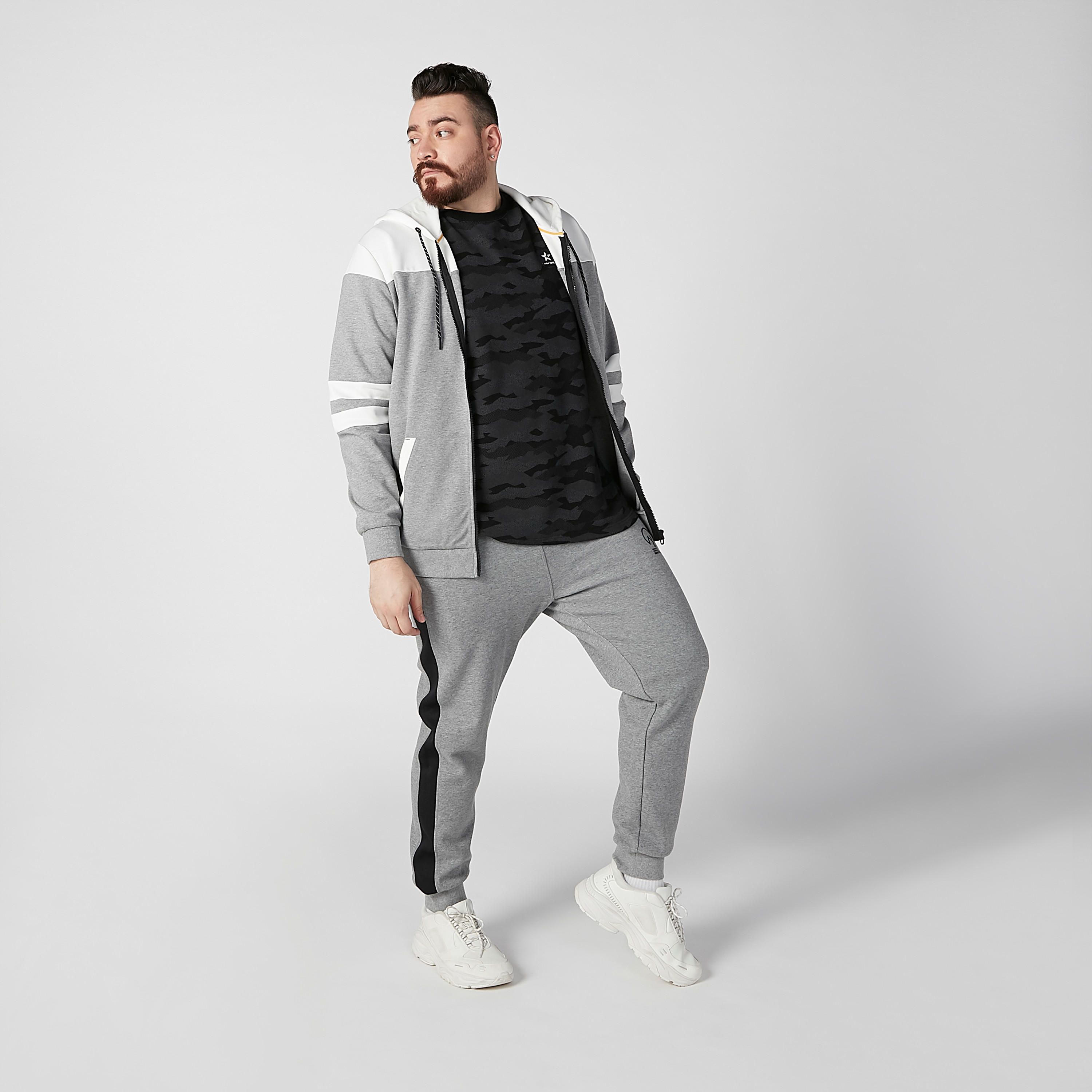 بنطلون رياضي سادة بخصر مطّاطي وجيوب-men-clothing-bottoms-joggers-image-2