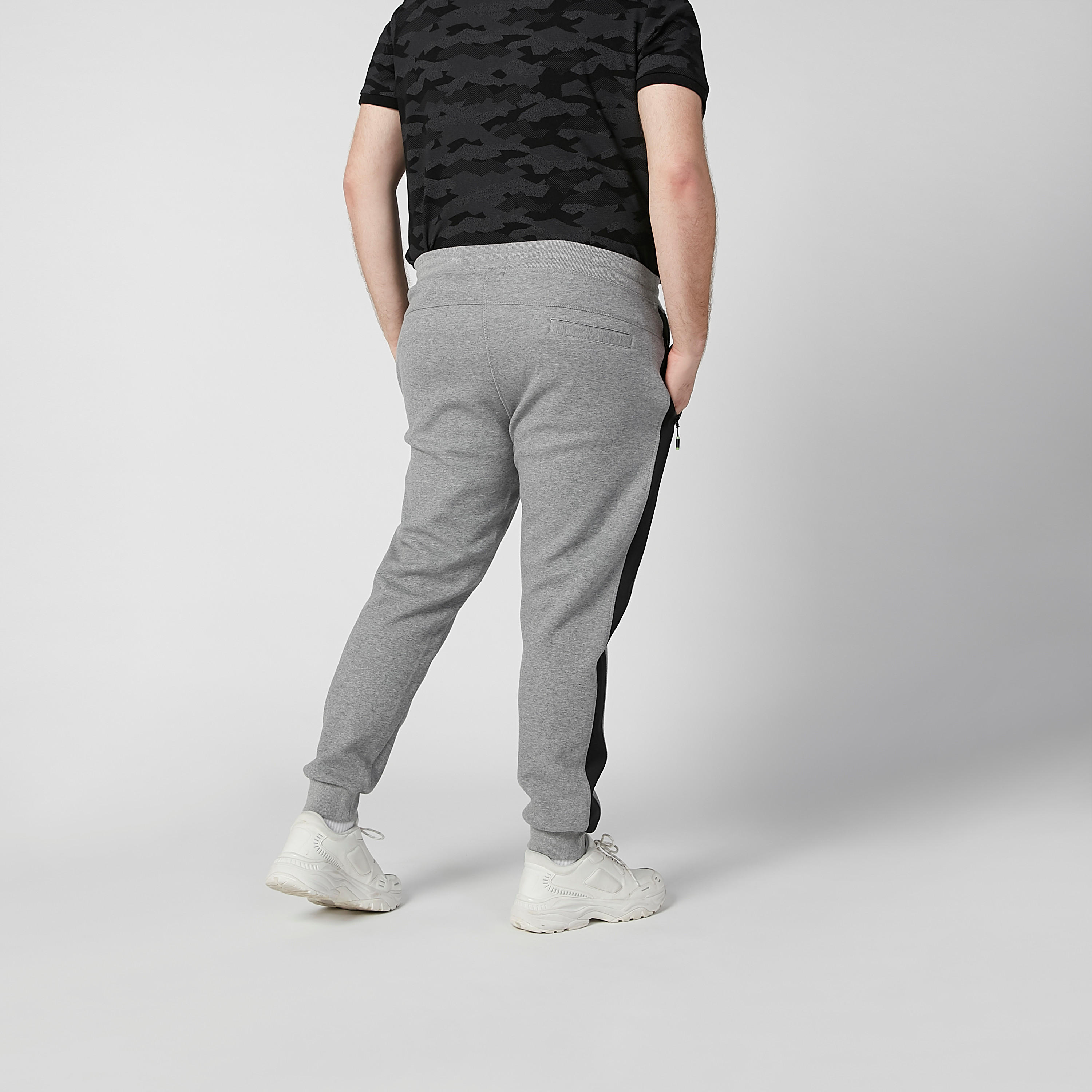 بنطلون رياضي سادة بخصر مطّاطي وجيوب-men-clothing-bottoms-joggers-image-3